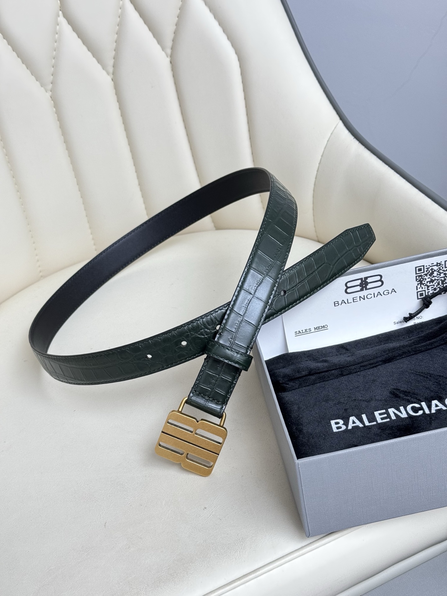 巴黎世家（Balenciaga）宽度2.5cm 是法国的奢侈品牌，作为时尚界最具影响力品牌之一的地位。设计师源于：都市时尚潮流独特的设计风格，采用进口小牛皮制作；搭配纯铜复古五金，使其更具魅力。值得拥有的百搭精品 P170