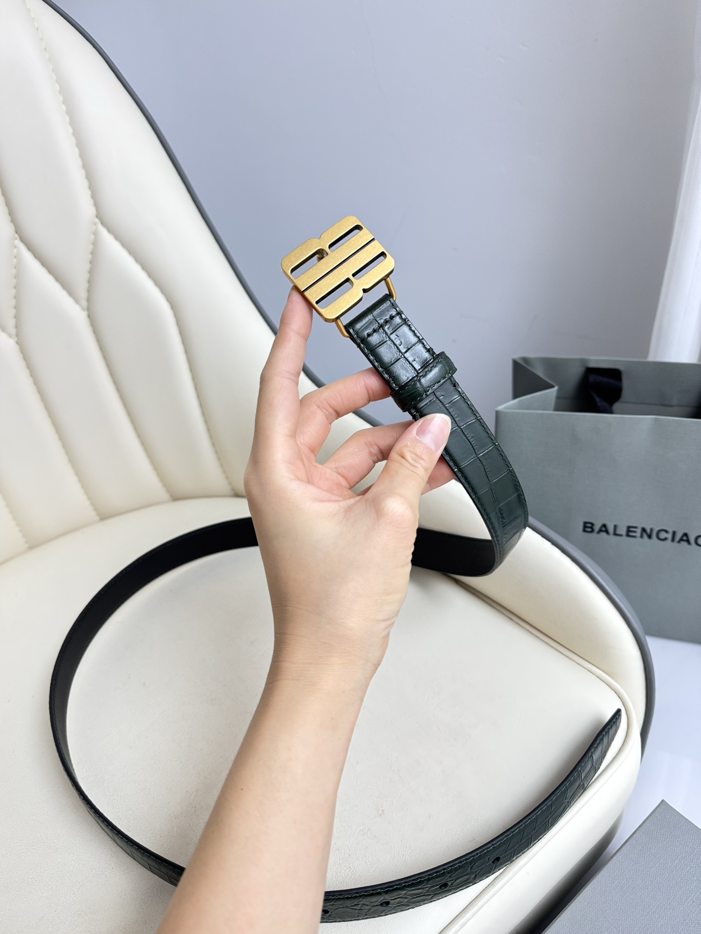 巴黎世家（Balenciaga）宽度2.5cm 是法国的奢侈品牌，作为时尚界最具影响力品牌之一的地位。设计师源于：都市时尚潮流独特的设计风格，采用进口小牛皮制作；搭配纯铜复古五金，使其更具魅力。值得拥有的百搭精品 P170