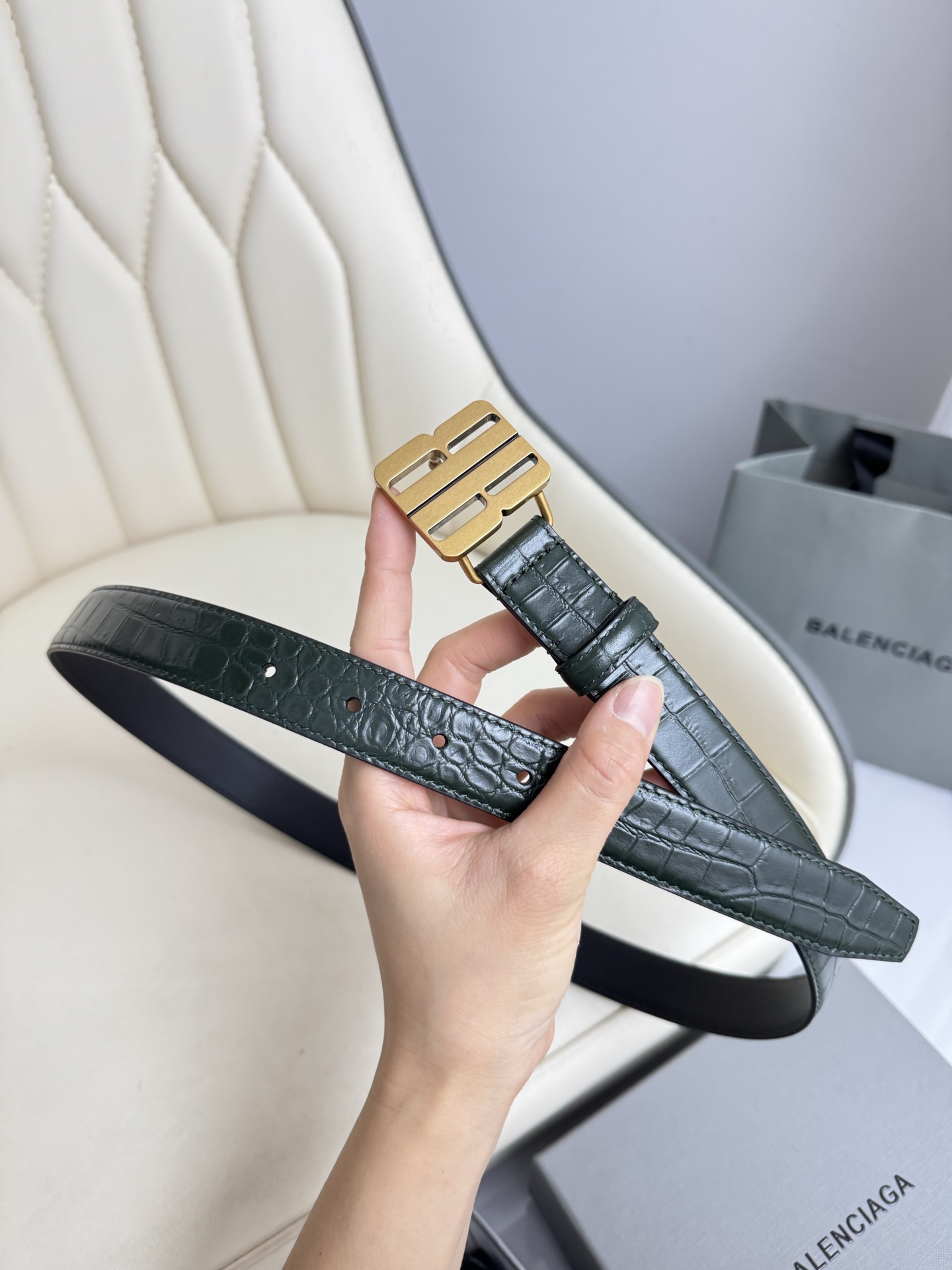 巴黎世家（Balenciaga）宽度2.5cm 是法国的奢侈品牌，作为时尚界最具影响力品牌之一的地位。设计师源于：都市时尚潮流独特的设计风格，采用进口小牛皮制作；搭配纯铜复古五金，使其更具魅力。值得拥有的百搭精品 P170