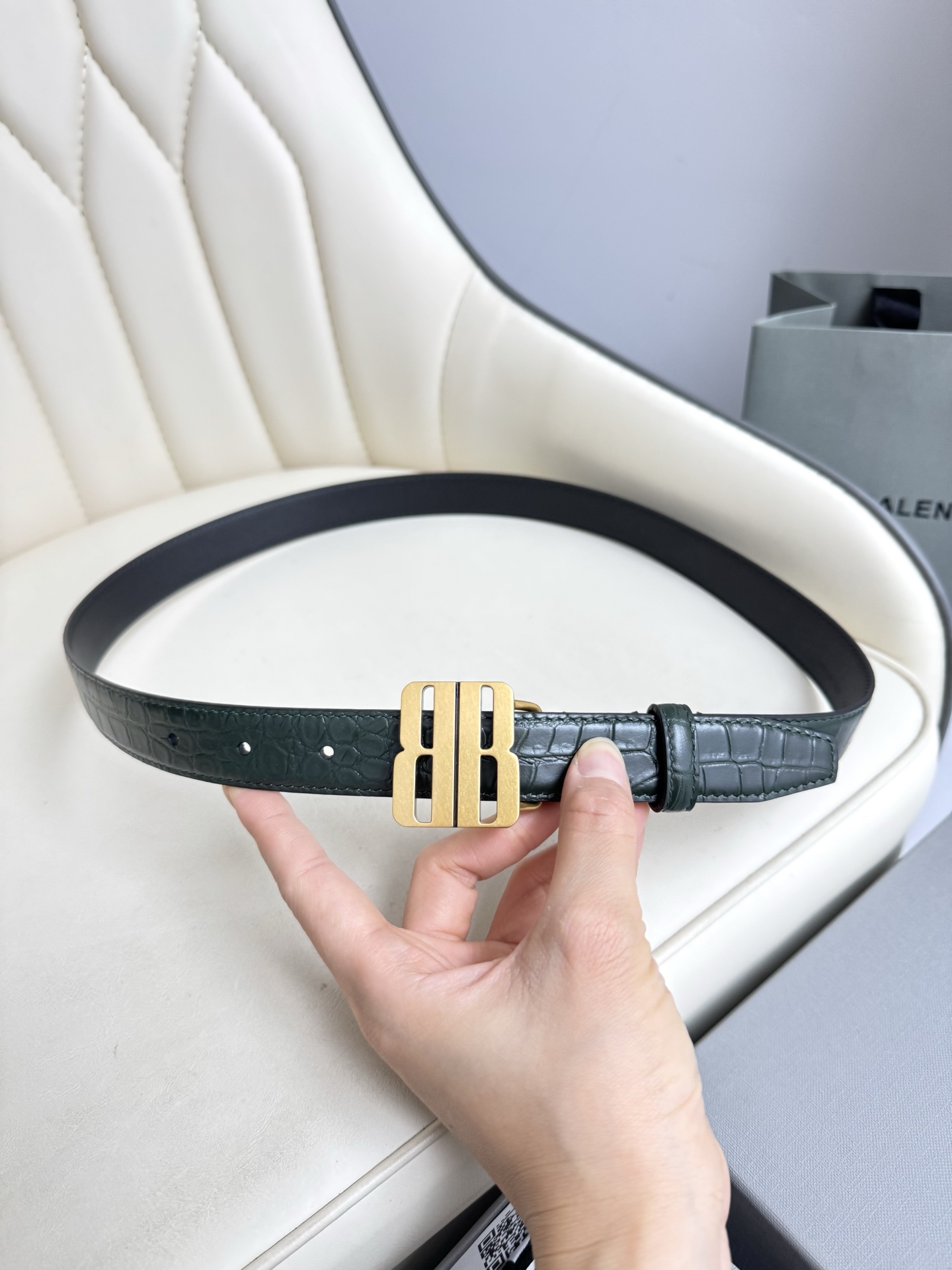 巴黎世家（Balenciaga）宽度2.5cm 是法国的奢侈品牌，作为时尚界最具影响力品牌之一的地位。设计师源于：都市时尚潮流独特的设计风格，采用进口小牛皮制作；搭配纯铜复古五金，使其更具魅力。值得拥有的百搭精品 P170