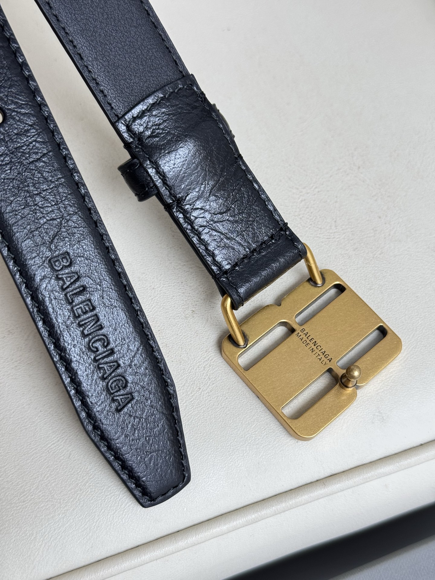 巴黎世家（Balenciaga）宽度2.5cm 是法国的奢侈品牌，作为时尚界最具影响力品牌之一的地位。设计师源于：都市时尚潮流独特的设计风格，采用进口小牛皮制作；搭配纯铜复古五金，使其更具魅力。值得拥有的百搭精品 P170