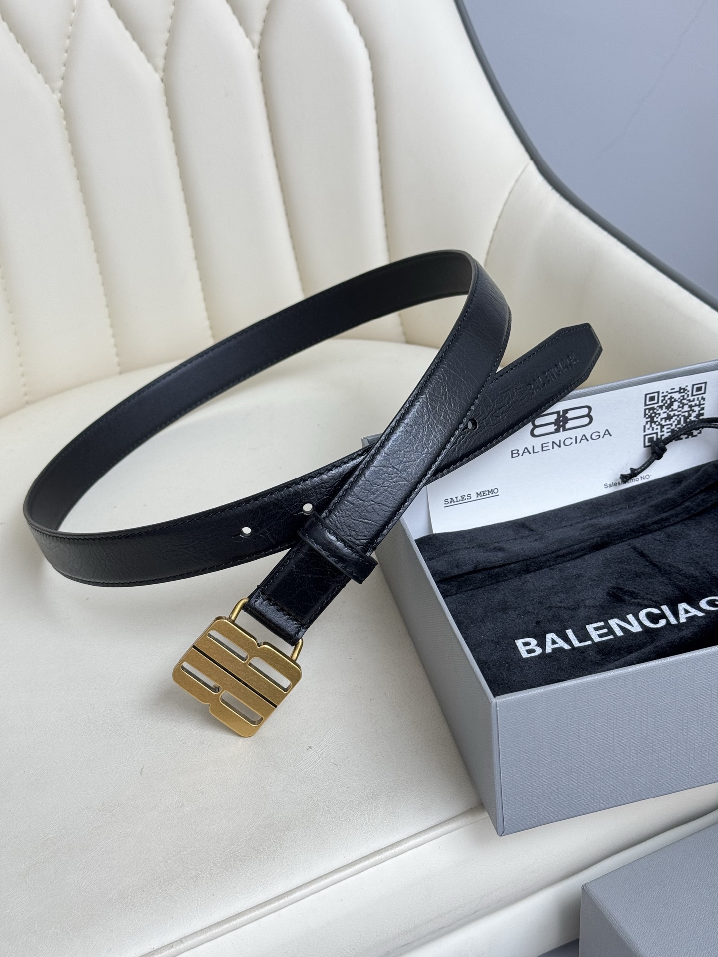 巴黎世家（Balenciaga）宽度2.5cm 是法国的奢侈品牌，作为时尚界最具影响力品牌之一的地位。设计师源于：都市时尚潮流独特的设计风格，采用进口小牛皮制作；搭配纯铜复古五金，使其更具魅力。值得拥有的百搭精品 P170