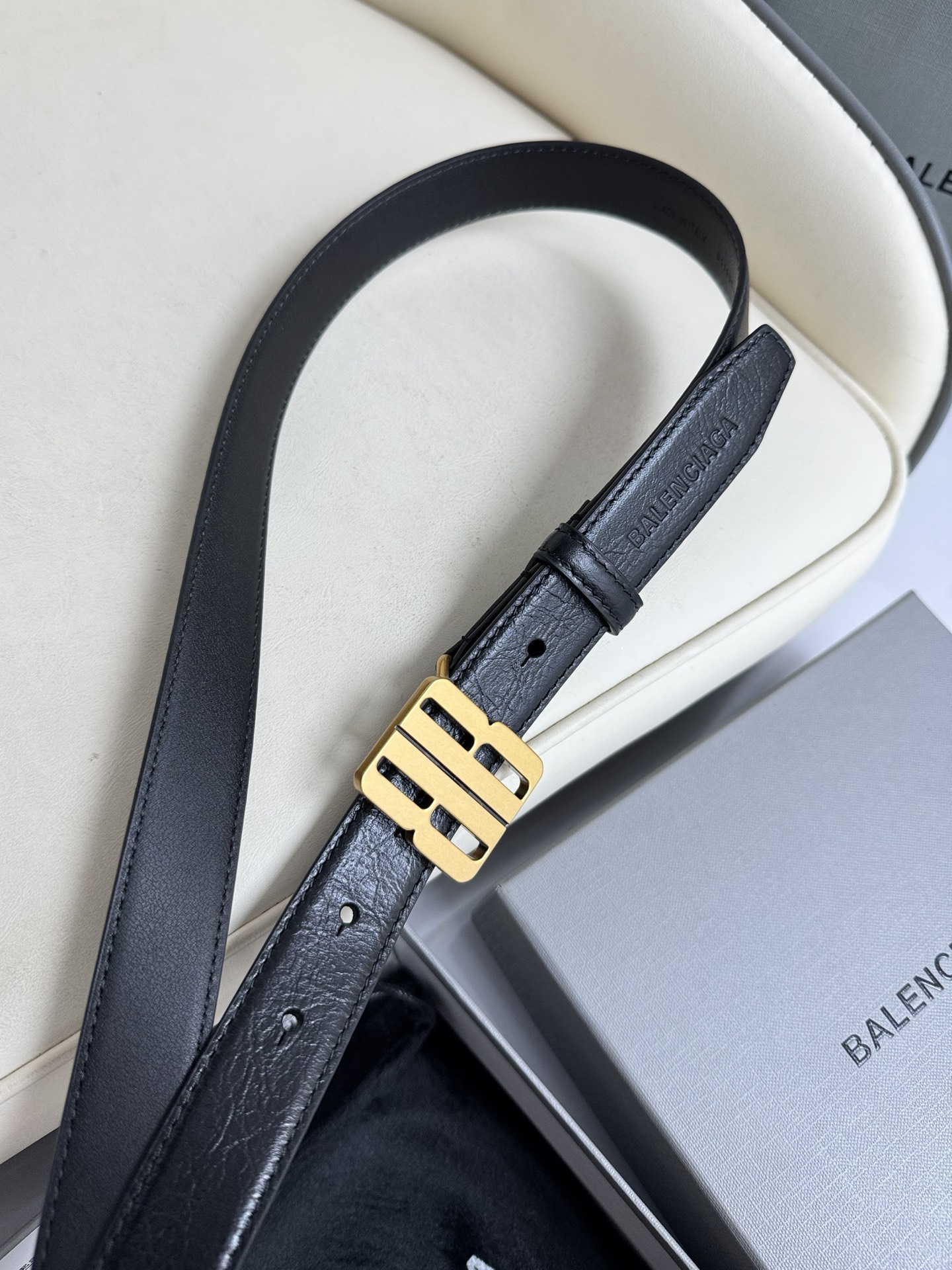 巴黎世家（Balenciaga）宽度2.5cm 是法国的奢侈品牌，作为时尚界最具影响力品牌之一的地位。设计师源于：都市时尚潮流独特的设计风格，采用进口小牛皮制作；搭配纯铜复古五金，使其更具魅力。值得拥有的百搭精品 P170