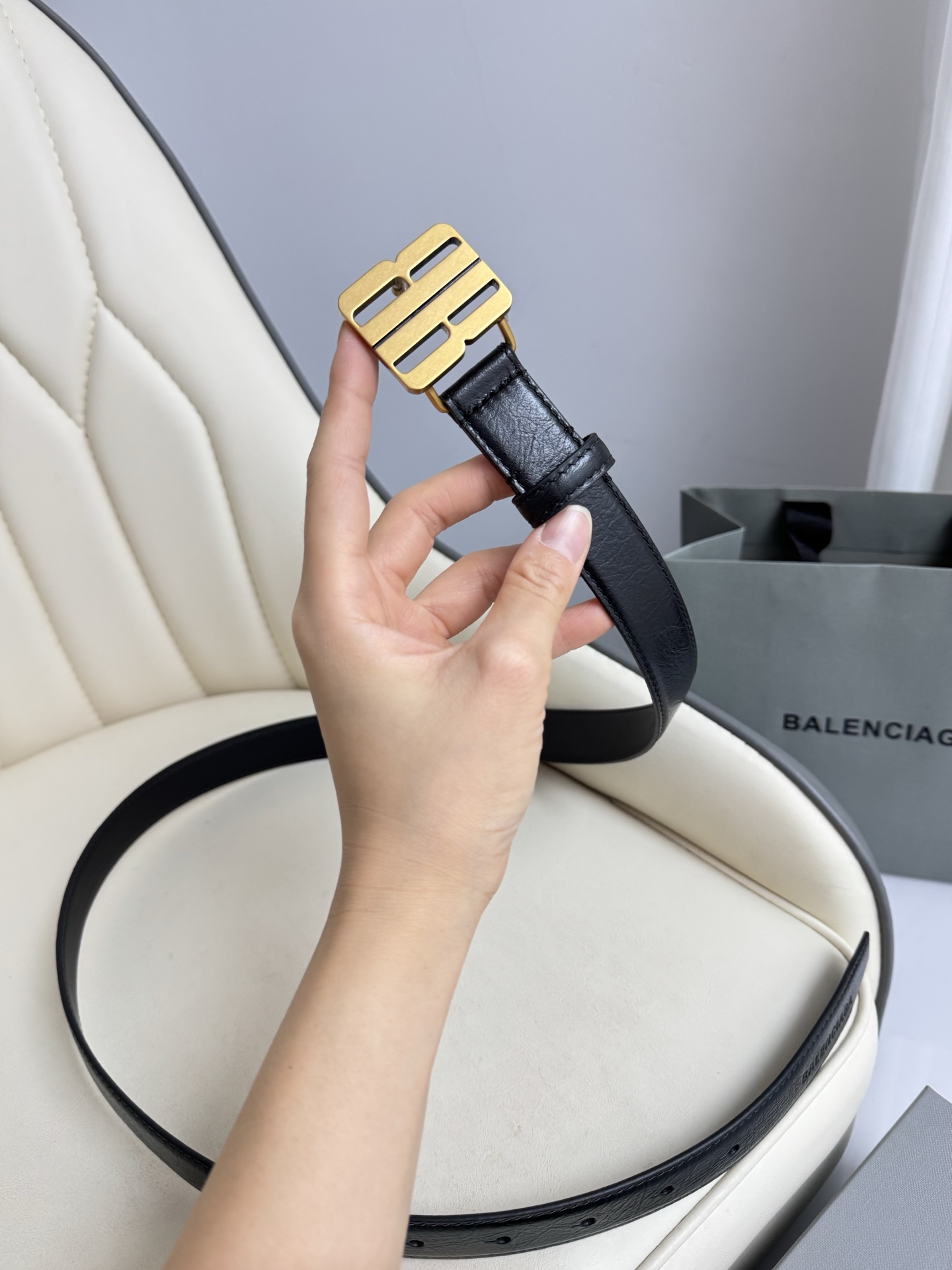 巴黎世家（Balenciaga）宽度2.5cm 是法国的奢侈品牌，作为时尚界最具影响力品牌之一的地位。设计师源于：都市时尚潮流独特的设计风格，采用进口小牛皮制作；搭配纯铜复古五金，使其更具魅力。值得拥有的百搭精品 P170