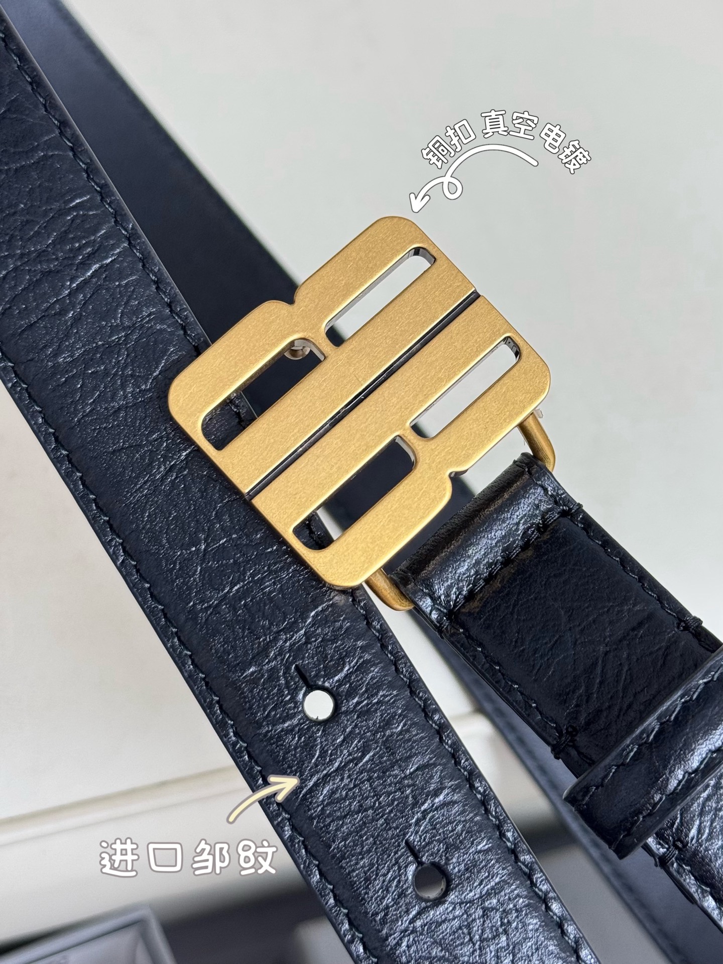 巴黎世家（Balenciaga）宽度2.5cm 是法国的奢侈品牌，作为时尚界最具影响力品牌之一的地位。设计师源于：都市时尚潮流独特的设计风格，采用进口小牛皮制作；搭配纯铜复古五金，使其更具魅力。值得拥有的百搭精品 P170