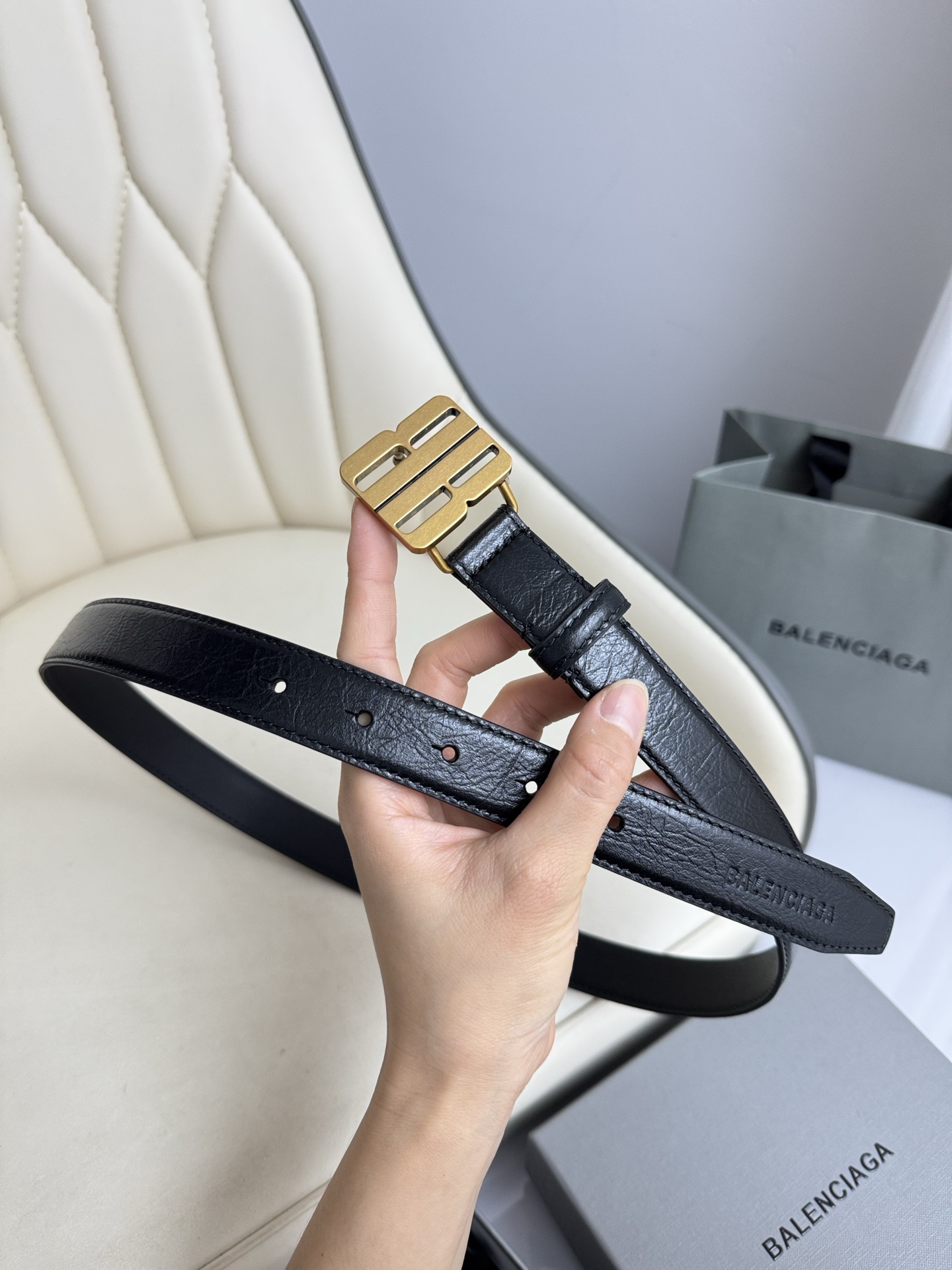 巴黎世家（Balenciaga）宽度2.5cm 是法国的奢侈品牌，作为时尚界最具影响力品牌之一的地位。设计师源于：都市时尚潮流独特的设计风格，采用进口小牛皮制作；搭配纯铜复古五金，使其更具魅力。值得拥有的百搭精品 P170