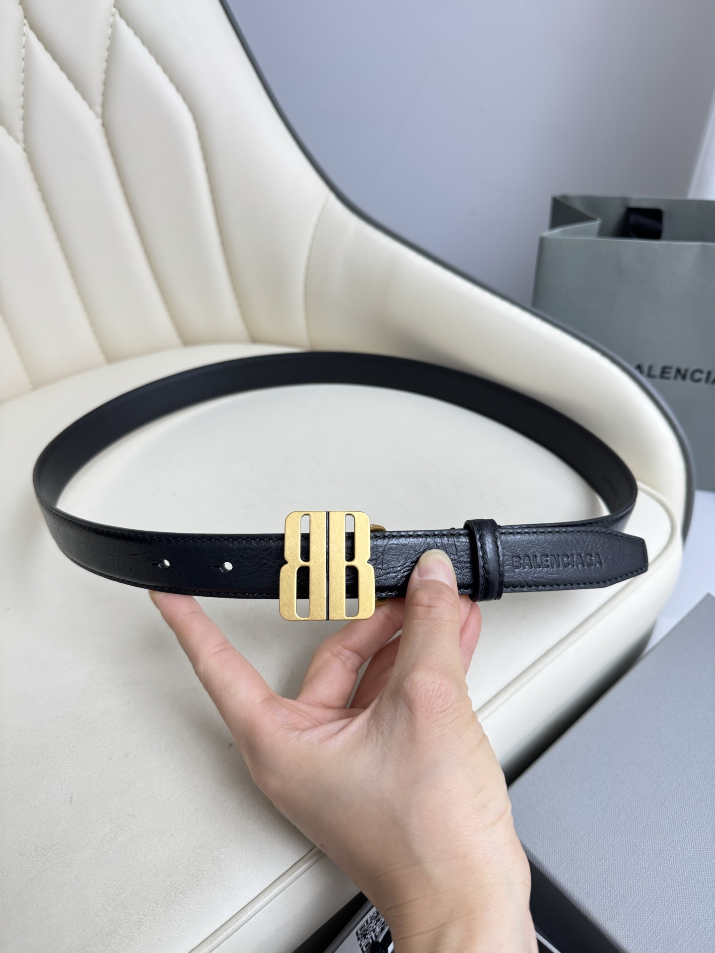 巴黎世家（Balenciaga）宽度2.5cm 是法国的奢侈品牌，作为时尚界最具影响力品牌之一的地位。设计师源于：都市时尚潮流独特的设计风格，采用进口小牛皮制作；搭配纯铜复古五金，使其更具魅力。值得拥有的百搭精品 P170