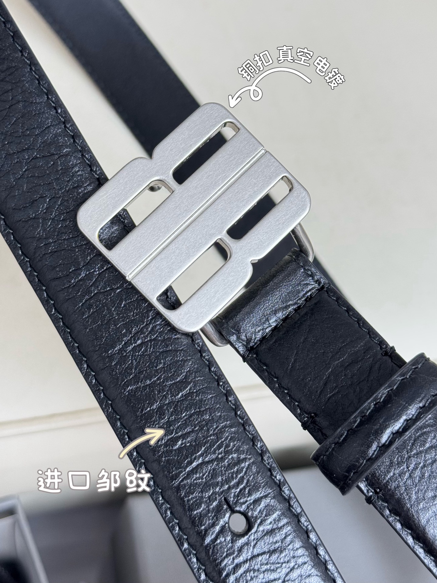 巴黎世家（Balenciaga）宽度2.5cm 是法国的奢侈品牌，作为时尚界最具影响力品牌之一的地位。设计师源于：都市时尚潮流独特的设计风格，采用进口小牛皮制作；搭配纯铜复古五金，使其更具魅力。值得拥有的百搭精品 P170