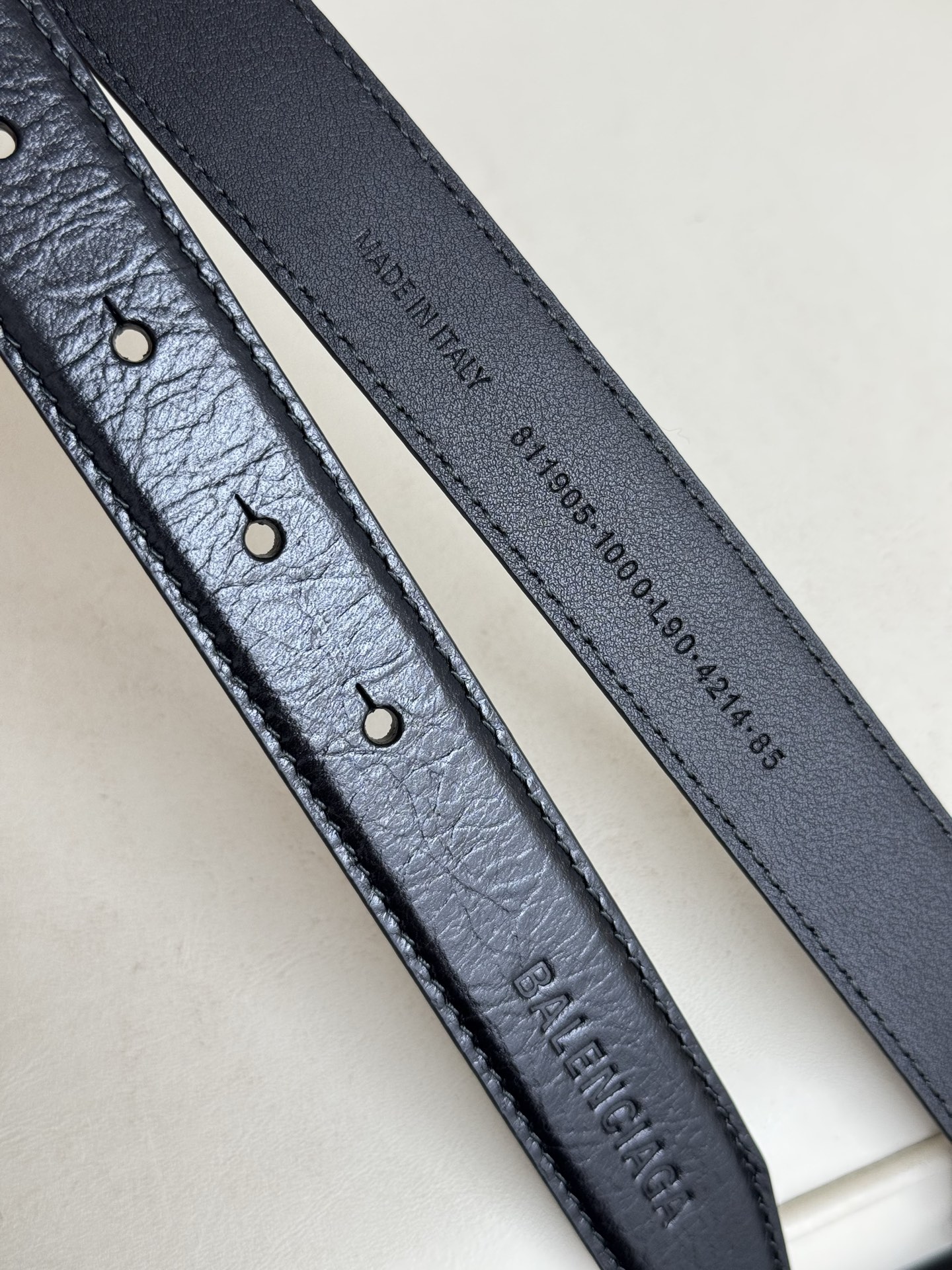 巴黎世家（Balenciaga）宽度2.5cm 是法国的奢侈品牌，作为时尚界最具影响力品牌之一的地位。设计师源于：都市时尚潮流独特的设计风格，采用进口小牛皮制作；搭配纯铜复古五金，使其更具魅力。值得拥有的百搭精品 P170