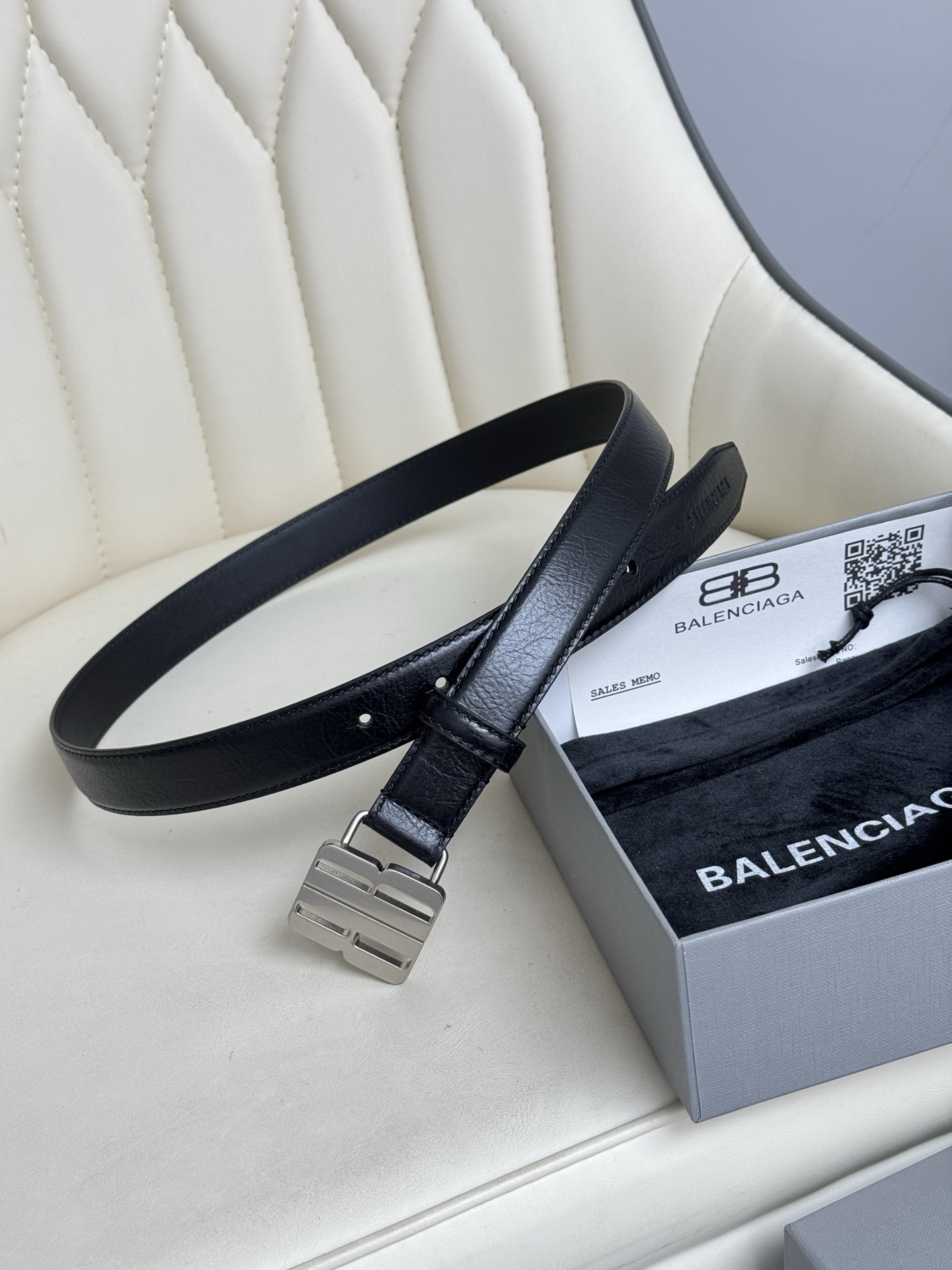 巴黎世家（Balenciaga）宽度2.5cm 是法国的奢侈品牌，作为时尚界最具影响力品牌之一的地位。设计师源于：都市时尚潮流独特的设计风格，采用进口小牛皮制作；搭配纯铜复古五金，使其更具魅力。值得拥有的百搭精品 P170
