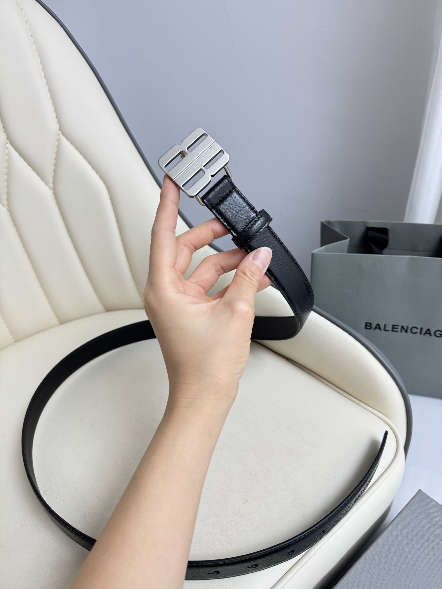 巴黎世家（Balenciaga）宽度2.5cm 是法国的奢侈品牌，作为时尚界最具影响力品牌之一的地位。设计师源于：都市时尚潮流独特的设计风格，采用进口小牛皮制作；搭配纯铜复古五金，使其更具魅力。值得拥有的百搭精品 P170