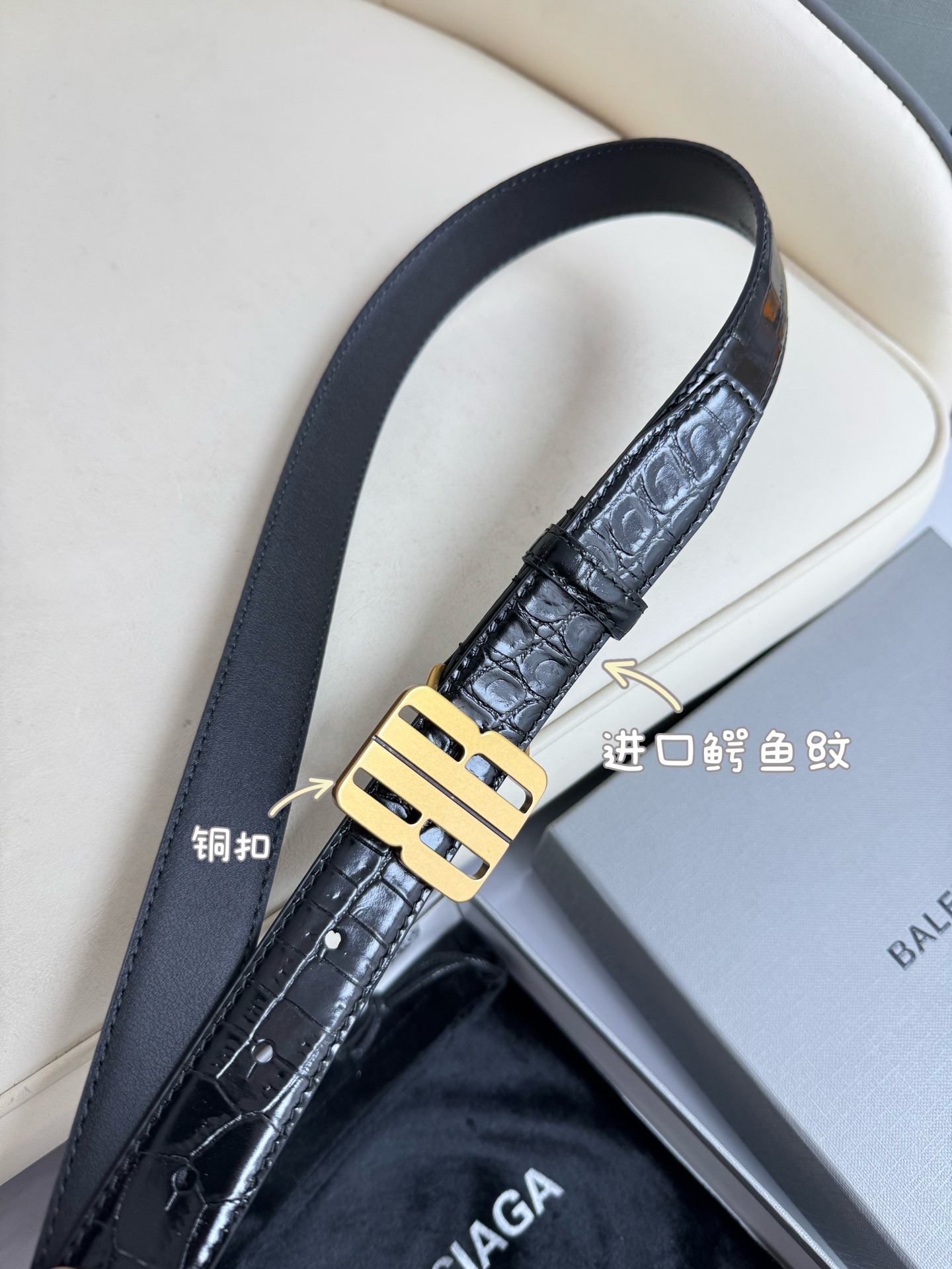 巴黎世家（Balenciaga）宽度2.5cm 是法国的奢侈品牌，作为时尚界最具影响力品牌之一的地位。设计师源于：都市时尚潮流独特的设计风格，采用进口小牛皮制作；搭配纯铜复古五金，使其更具魅力。值得拥有的百搭精品 P170