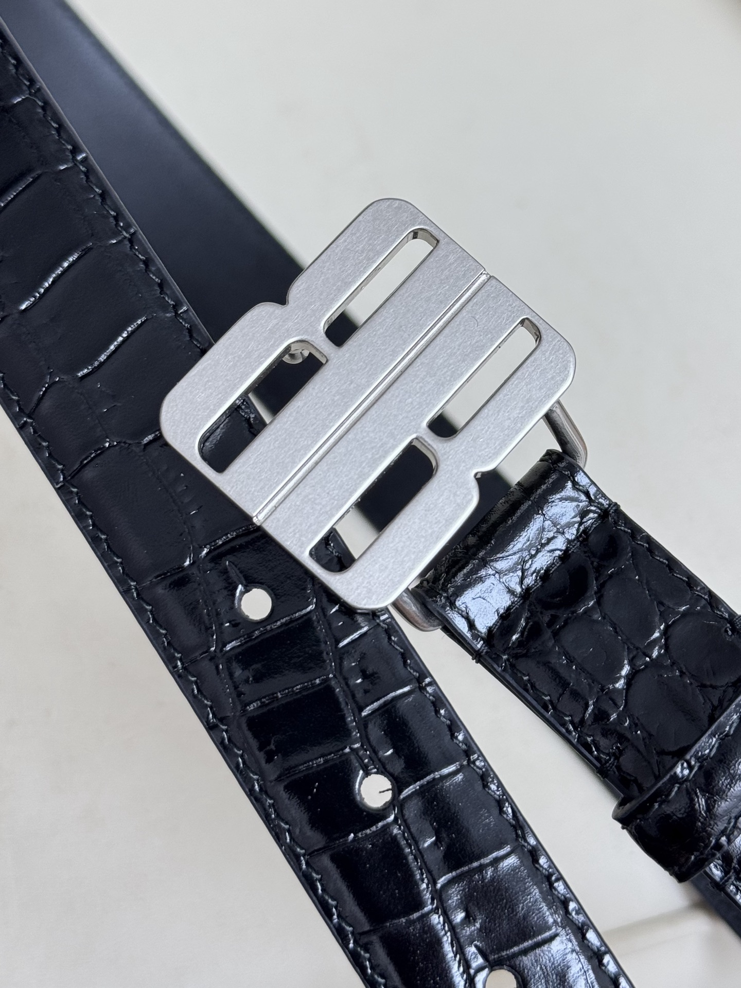 巴黎世家（Balenciaga）宽度2.5cm 是法国的奢侈品牌，作为时尚界最具影响力品牌之一的地位。设计师源于：都市时尚潮流独特的设计风格，采用进口小牛皮制作；搭配纯铜复古五金，使其更具魅力。值得拥有的百搭精品 P170