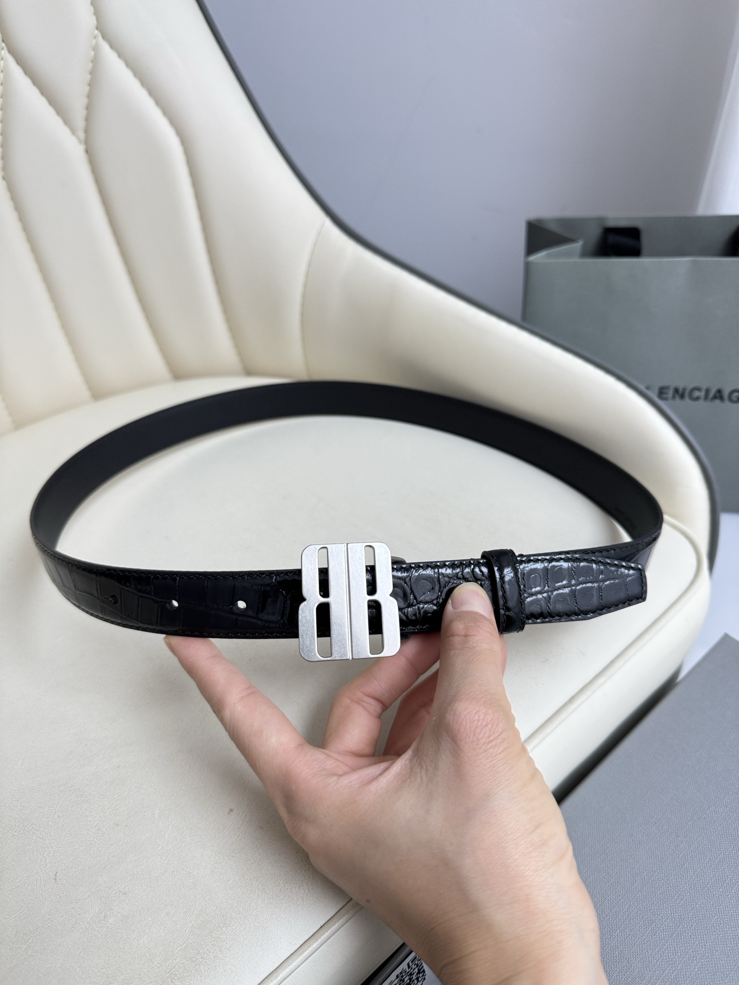 巴黎世家（Balenciaga）宽度2.5cm 是法国的奢侈品牌，作为时尚界最具影响力品牌之一的地位。设计师源于：都市时尚潮流独特的设计风格，采用进口小牛皮制作；搭配纯铜复古五金，使其更具魅力。值得拥有的百搭精品 P170