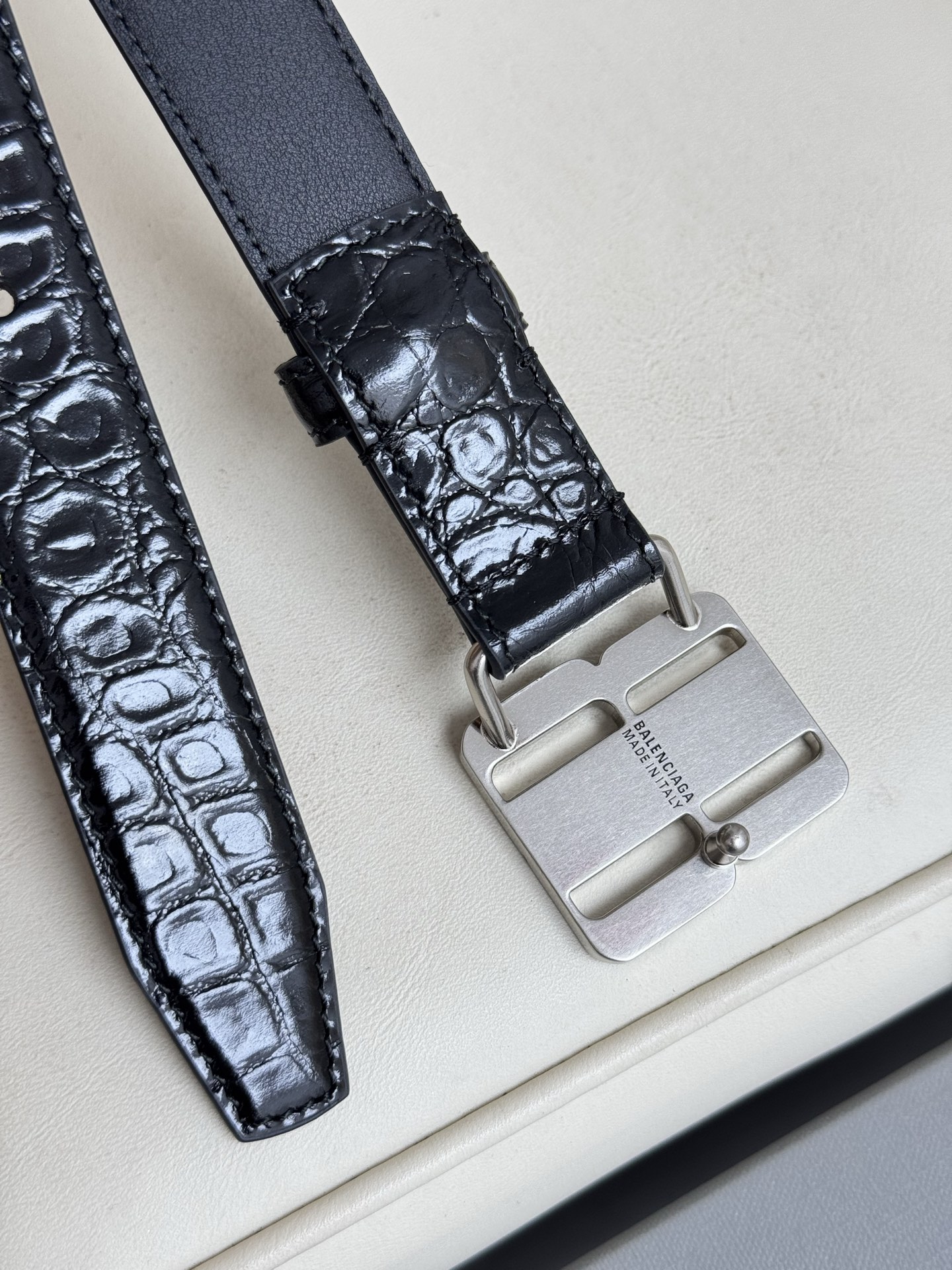 巴黎世家（Balenciaga）宽度2.5cm 是法国的奢侈品牌，作为时尚界最具影响力品牌之一的地位。设计师源于：都市时尚潮流独特的设计风格，采用进口小牛皮制作；搭配纯铜复古五金，使其更具魅力。值得拥有的百搭精品 P170