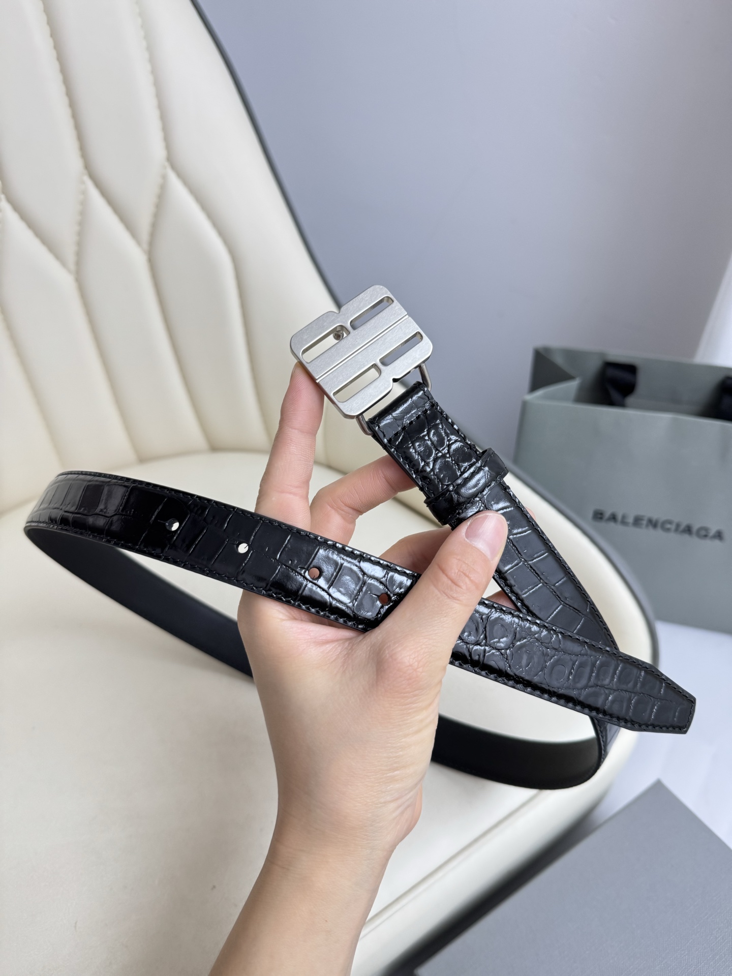 巴黎世家（Balenciaga）宽度2.5cm 是法国的奢侈品牌，作为时尚界最具影响力品牌之一的地位。设计师源于：都市时尚潮流独特的设计风格，采用进口小牛皮制作；搭配纯铜复古五金，使其更具魅力。值得拥有的百搭精品 P170