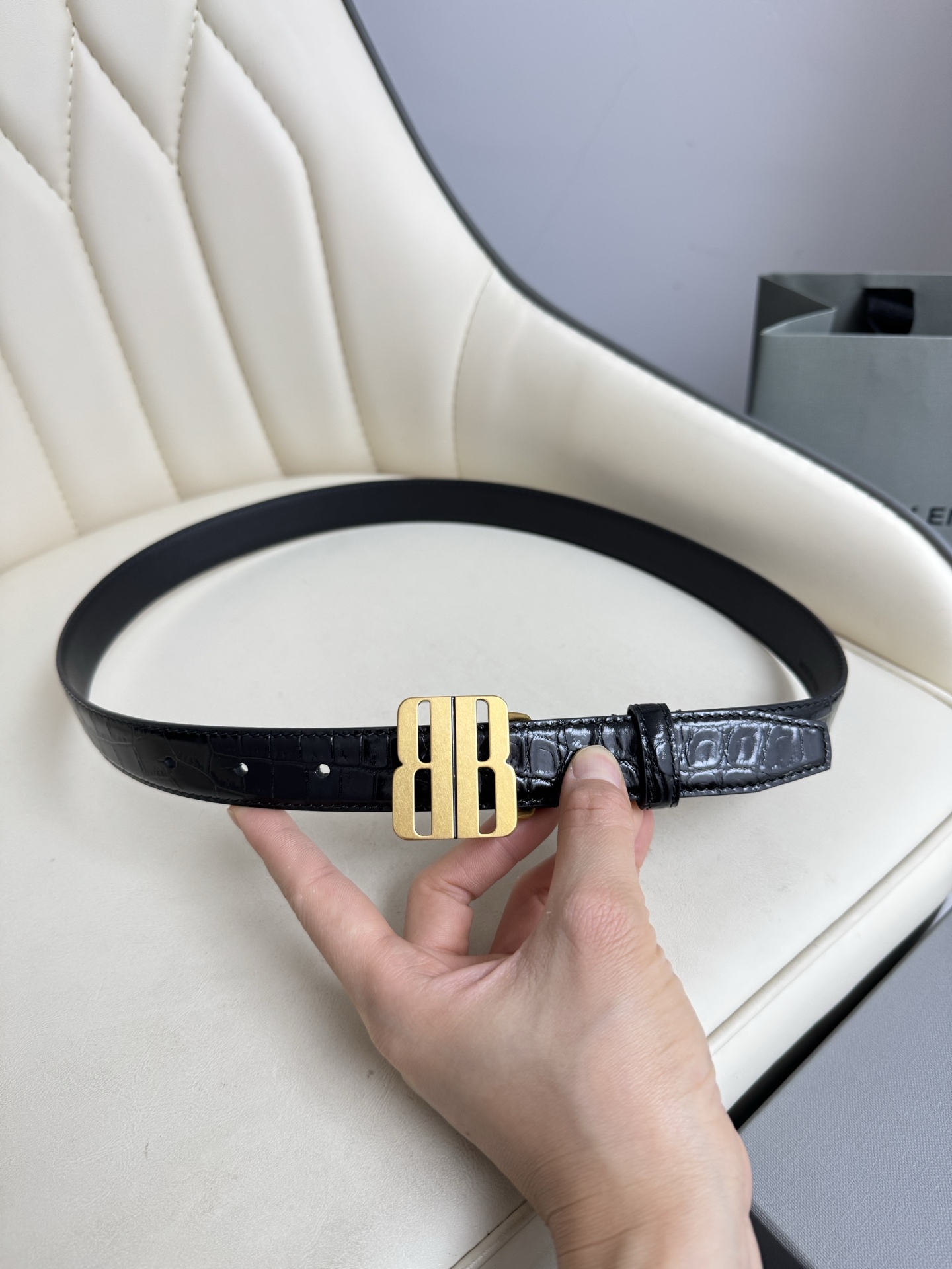 巴黎世家（Balenciaga）宽度2.5cm 是法国的奢侈品牌，作为时尚界最具影响力品牌之一的地位。设计师源于：都市时尚潮流独特的设计风格，采用进口小牛皮制作；搭配纯铜复古五金，使其更具魅力。值得拥有的百搭精品 P170
