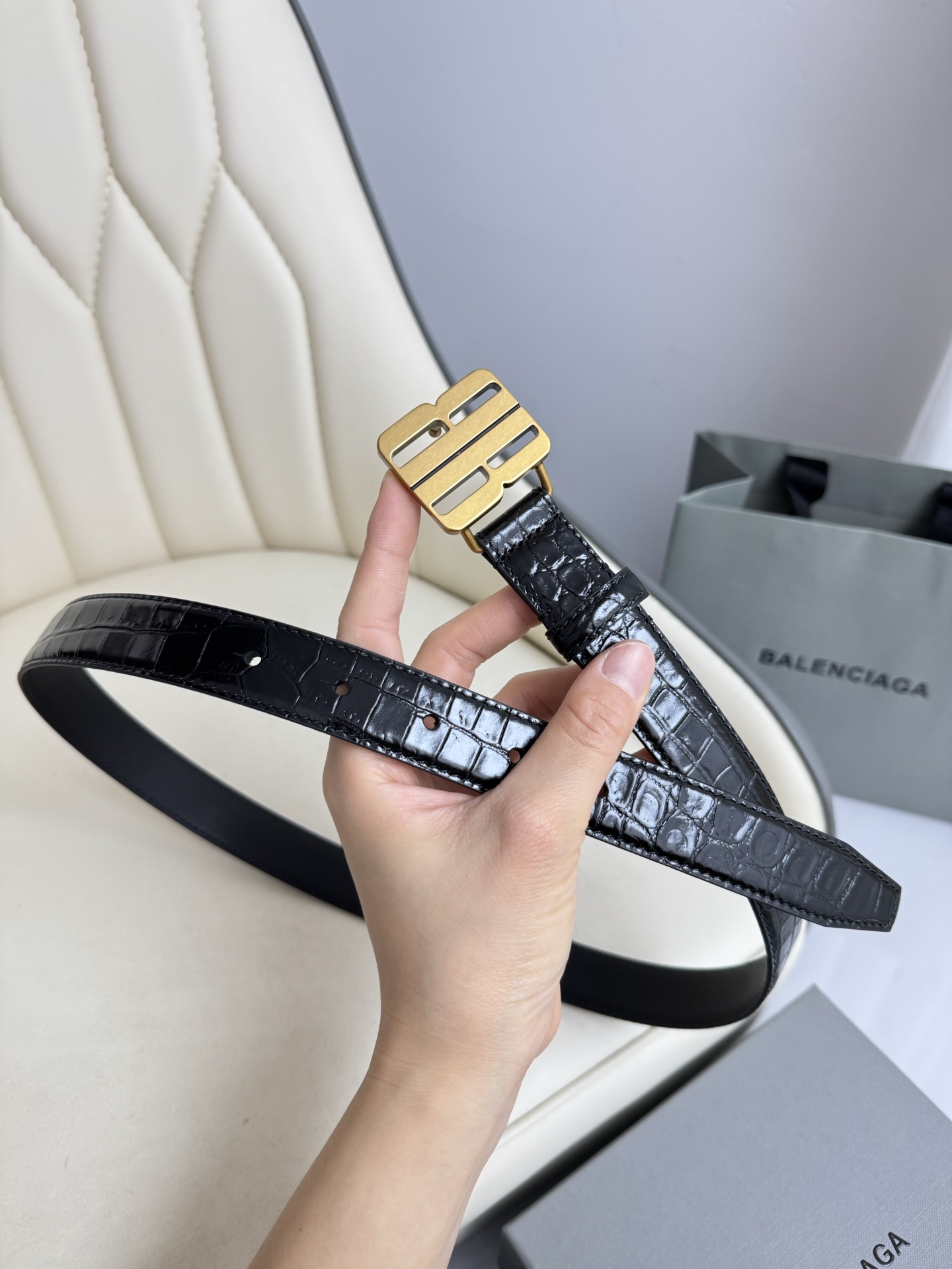 巴黎世家（Balenciaga）宽度2.5cm 是法国的奢侈品牌，作为时尚界最具影响力品牌之一的地位。设计师源于：都市时尚潮流独特的设计风格，采用进口小牛皮制作；搭配纯铜复古五金，使其更具魅力。值得拥有的百搭精品 P170