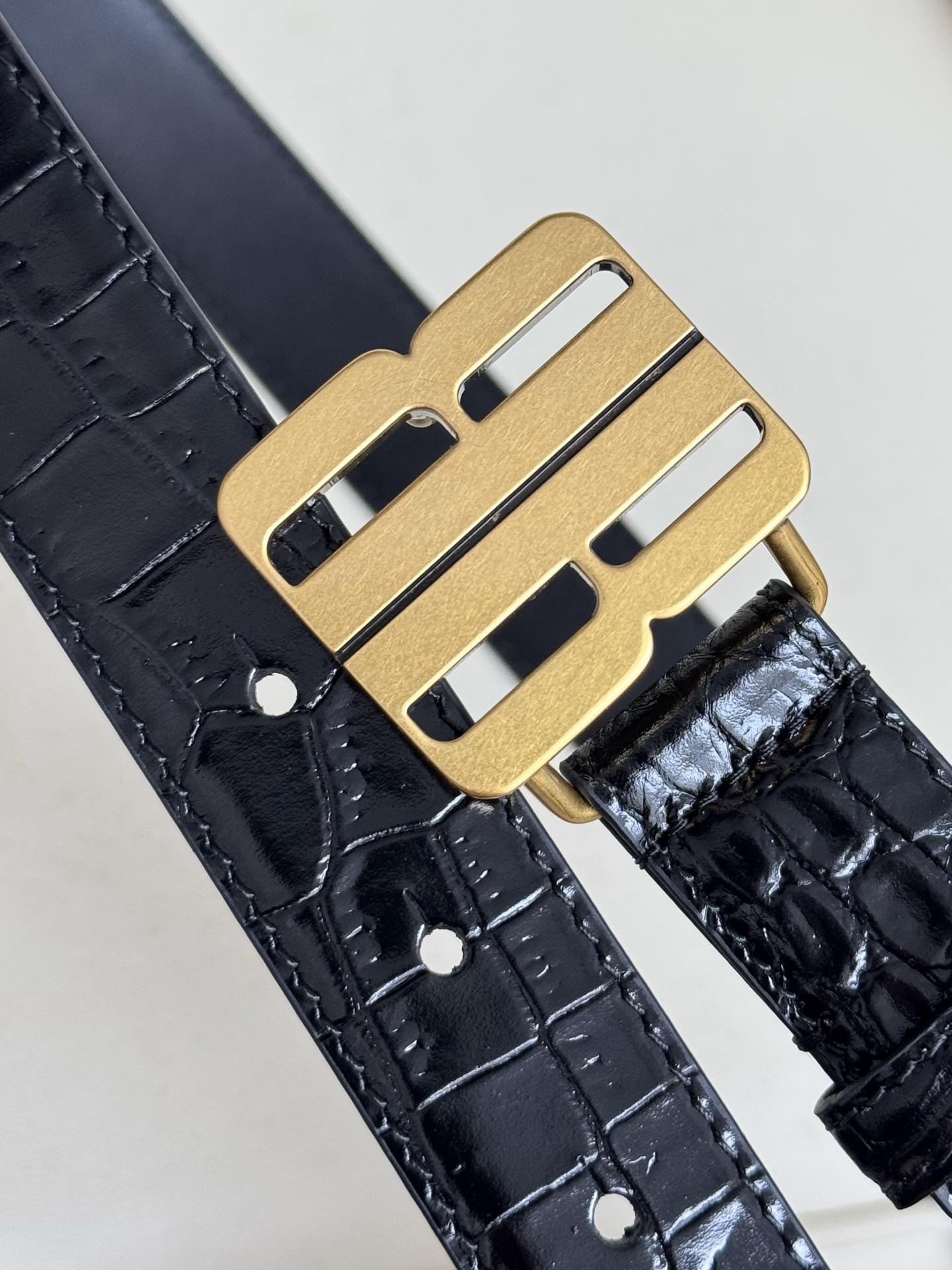 巴黎世家（Balenciaga）宽度2.5cm 是法国的奢侈品牌，作为时尚界最具影响力品牌之一的地位。设计师源于：都市时尚潮流独特的设计风格，采用进口小牛皮制作；搭配纯铜复古五金，使其更具魅力。值得拥有的百搭精品 P170