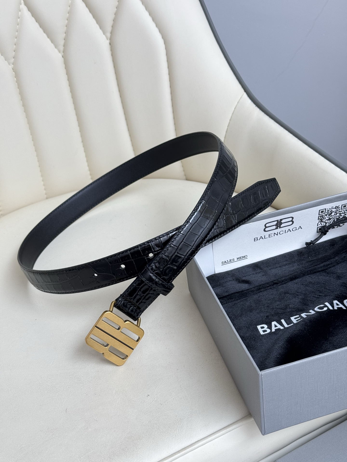 巴黎世家（Balenciaga）宽度2.5cm 是法国的奢侈品牌，作为时尚界最具影响力品牌之一的地位。设计师源于：都市时尚潮流独特的设计风格，采用进口小牛皮制作；搭配纯铜复古五金，使其更具魅力。值得拥有的百搭精品 P170