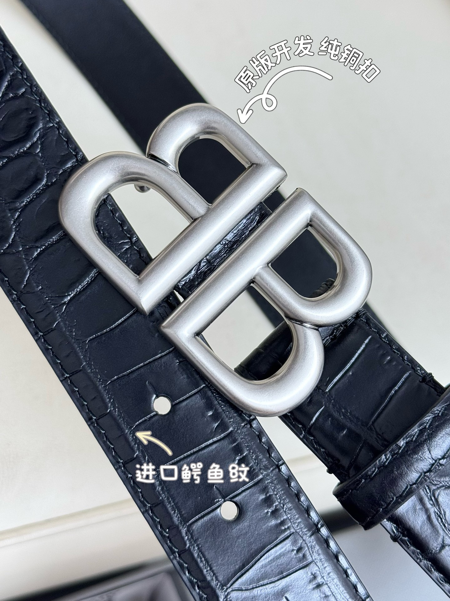 巴黎世家（Balenciaga）宽度3.0cm 是法国的奢侈品牌，作为时尚界最具影响力品牌之一的地位。设计师源于：都市时尚潮流独特的设计风格，采用进口小牛皮制作；搭配纯铜复古五金，使其更具魅力。值得拥有的百搭精品 P170