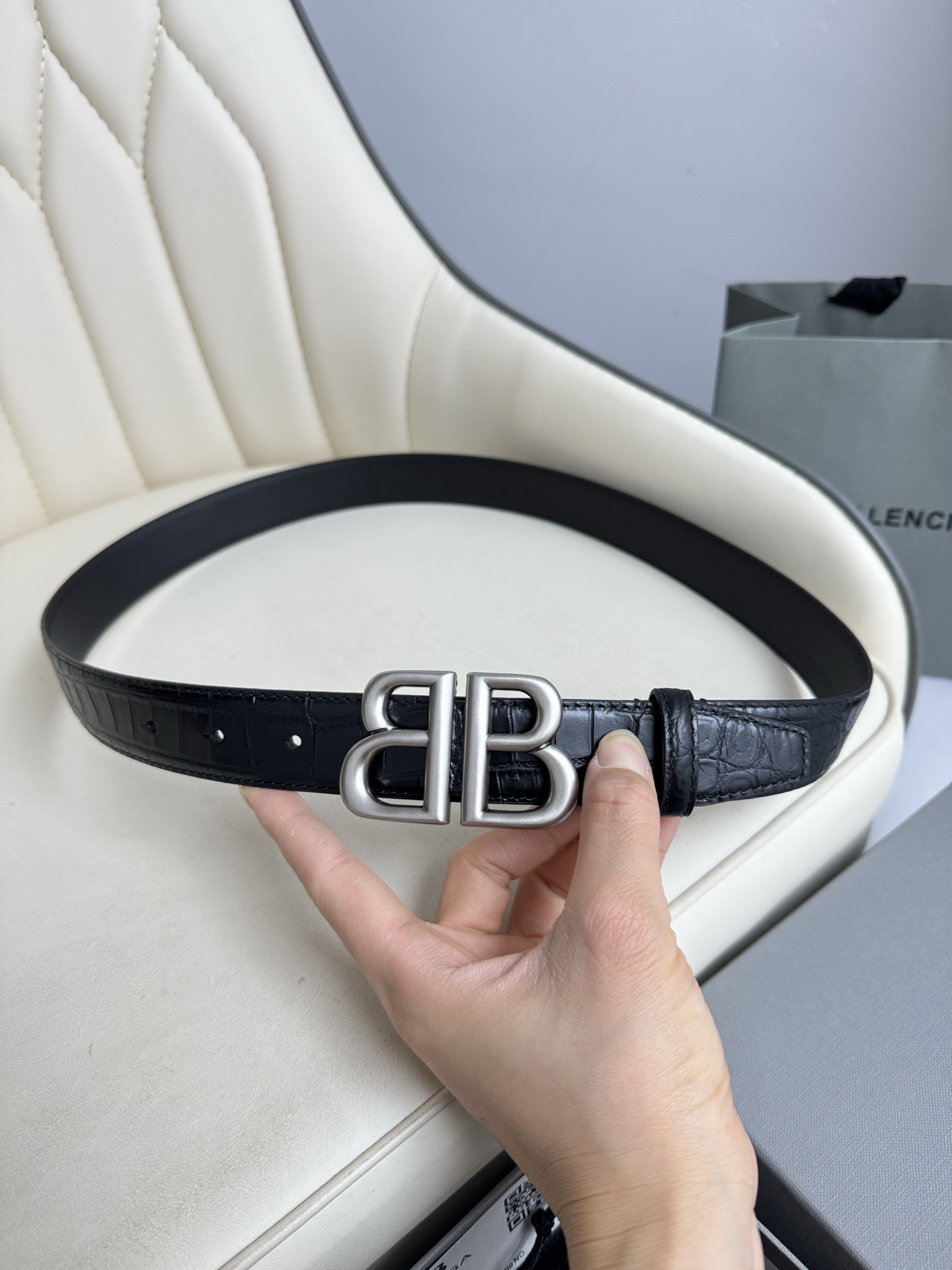 巴黎世家（Balenciaga）宽度3.0cm 是法国的奢侈品牌，作为时尚界最具影响力品牌之一的地位。设计师源于：都市时尚潮流独特的设计风格，采用进口小牛皮制作；搭配纯铜复古五金，使其更具魅力。值得拥有的百搭精品 P170