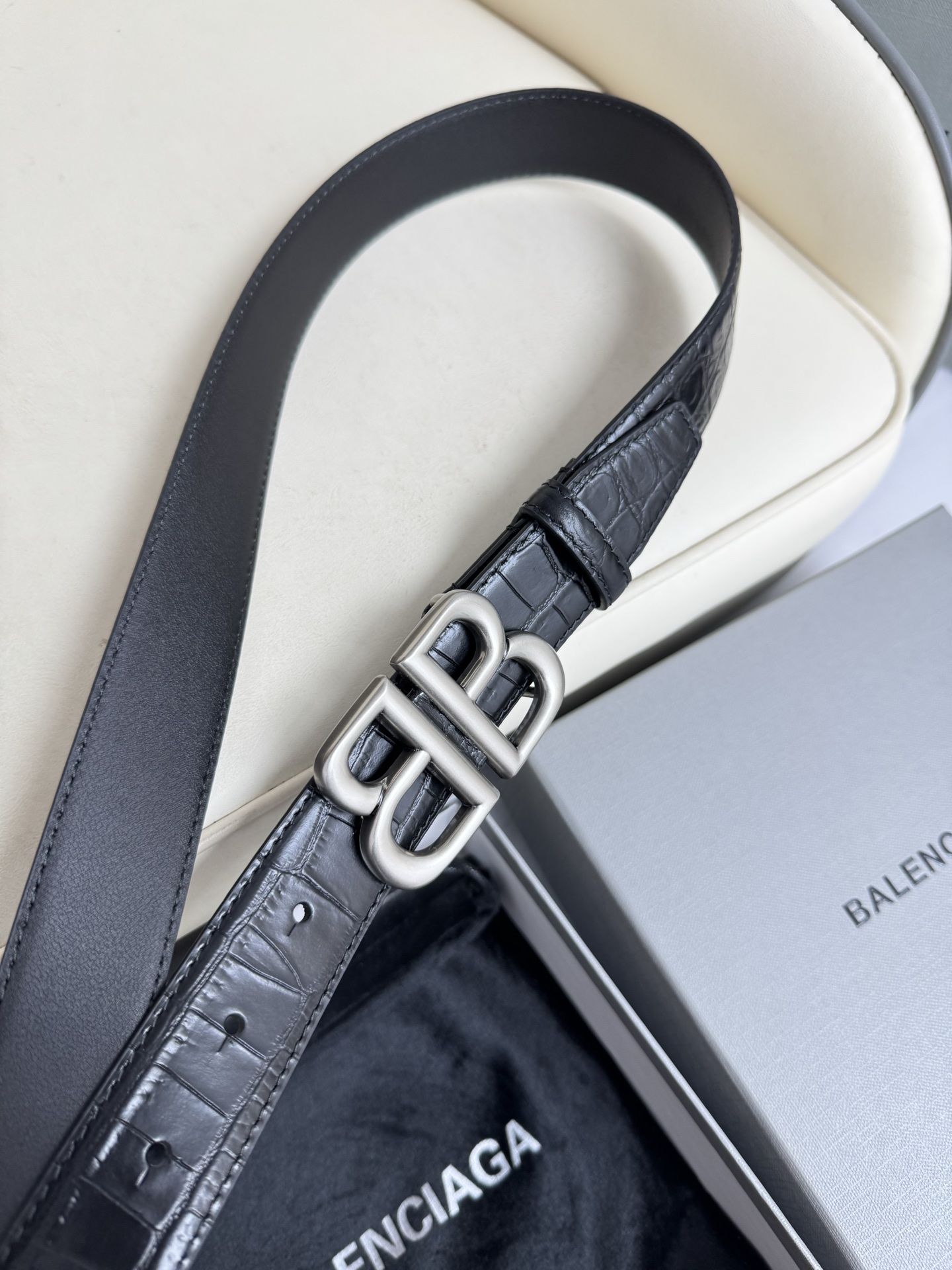 巴黎世家（Balenciaga）宽度3.0cm 是法国的奢侈品牌，作为时尚界最具影响力品牌之一的地位。设计师源于：都市时尚潮流独特的设计风格，采用进口小牛皮制作；搭配纯铜复古五金，使其更具魅力。值得拥有的百搭精品 P170