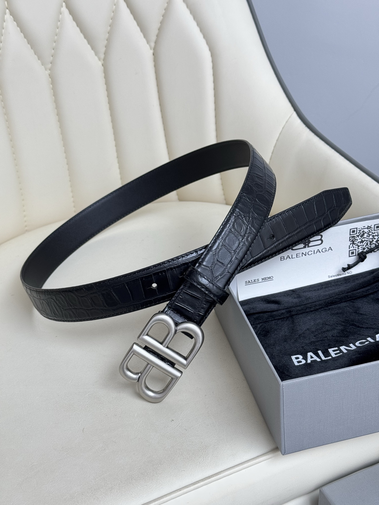 巴黎世家（Balenciaga）宽度3.0cm 是法国的奢侈品牌，作为时尚界最具影响力品牌之一的地位。设计师源于：都市时尚潮流独特的设计风格，采用进口小牛皮制作；搭配纯铜复古五金，使其更具魅力。值得拥有的百搭精品 P170