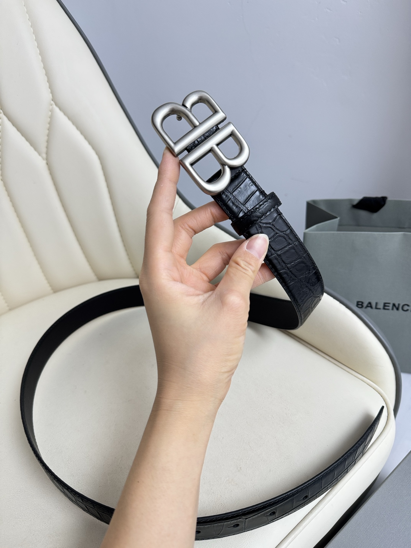 巴黎世家（Balenciaga）宽度3.0cm 是法国的奢侈品牌，作为时尚界最具影响力品牌之一的地位。设计师源于：都市时尚潮流独特的设计风格，采用进口小牛皮制作；搭配纯铜复古五金，使其更具魅力。值得拥有的百搭精品 P170