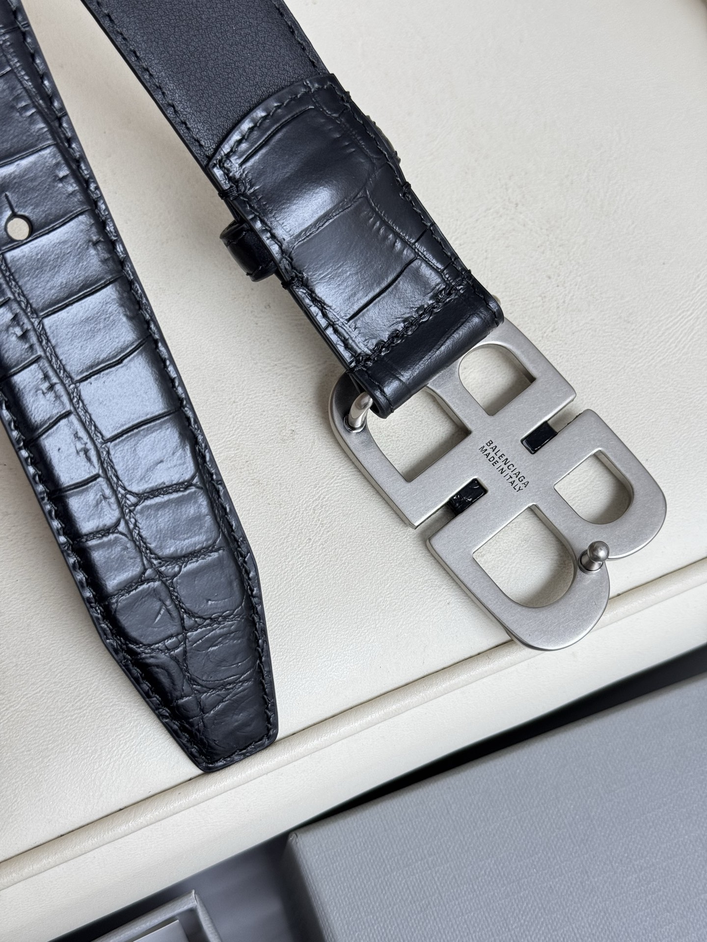 巴黎世家（Balenciaga）宽度3.0cm 是法国的奢侈品牌，作为时尚界最具影响力品牌之一的地位。设计师源于：都市时尚潮流独特的设计风格，采用进口小牛皮制作；搭配纯铜复古五金，使其更具魅力。值得拥有的百搭精品 P170