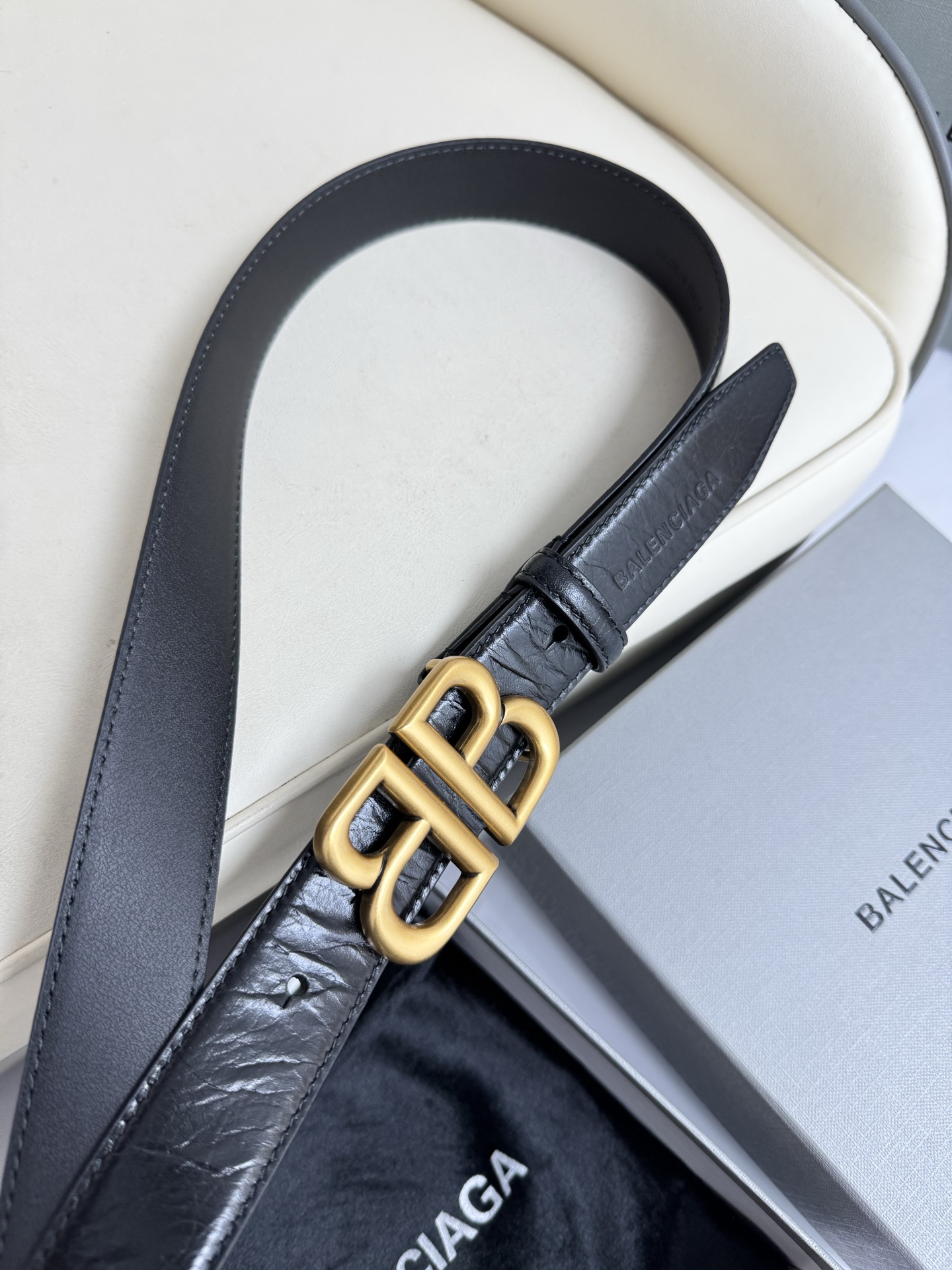 巴黎世家（Balenciaga）宽度3.0cm 是法国的奢侈品牌，作为时尚界最具影响力品牌之一的地位。设计师源于：都市时尚潮流独特的设计风格，采用进口小牛皮制作；搭配纯铜复古五金，使其更具魅力。值得拥有的百搭精品 P170