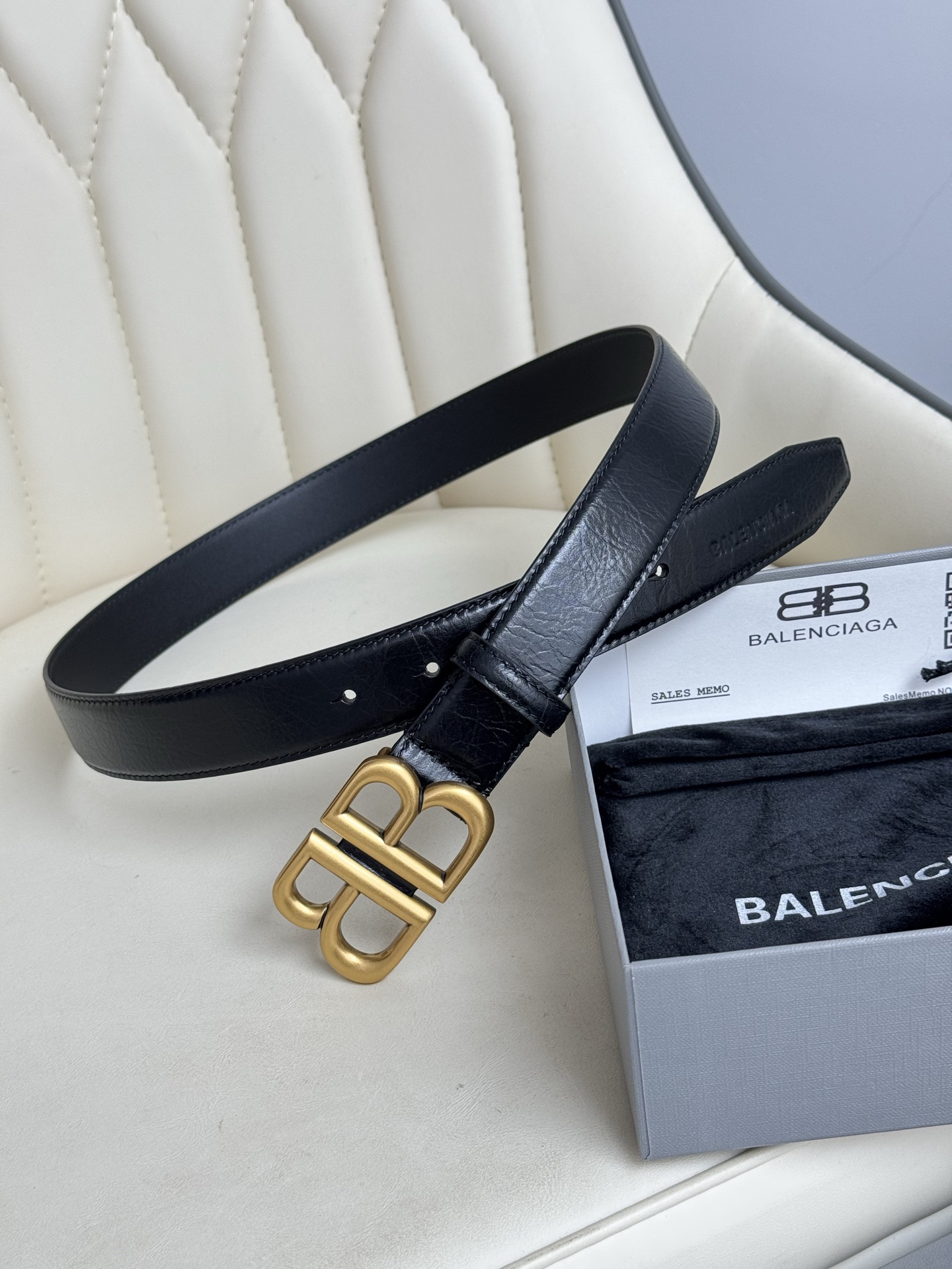 巴黎世家（Balenciaga）宽度3.0cm 是法国的奢侈品牌，作为时尚界最具影响力品牌之一的地位。设计师源于：都市时尚潮流独特的设计风格，采用进口小牛皮制作；搭配纯铜复古五金，使其更具魅力。值得拥有的百搭精品 P170