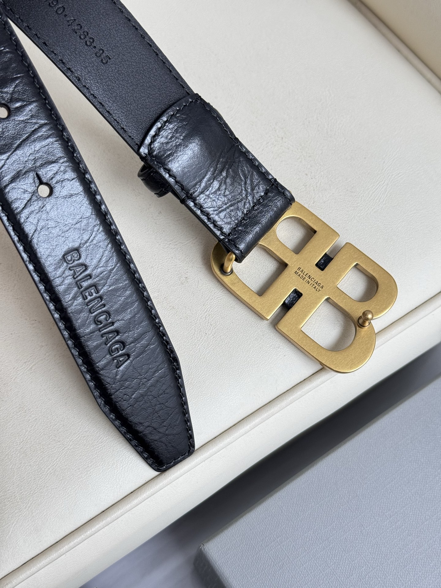 巴黎世家（Balenciaga）宽度3.0cm 是法国的奢侈品牌，作为时尚界最具影响力品牌之一的地位。设计师源于：都市时尚潮流独特的设计风格，采用进口小牛皮制作；搭配纯铜复古五金，使其更具魅力。值得拥有的百搭精品 P170