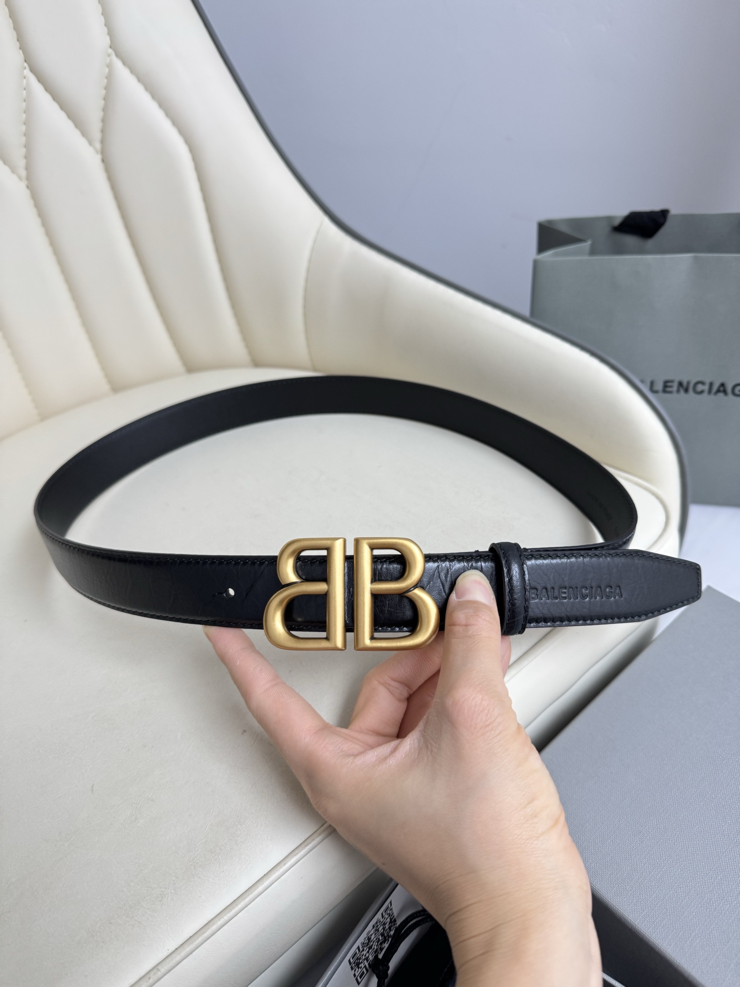 巴黎世家（Balenciaga）宽度3.0cm 是法国的奢侈品牌，作为时尚界最具影响力品牌之一的地位。设计师源于：都市时尚潮流独特的设计风格，采用进口小牛皮制作；搭配纯铜复古五金，使其更具魅力。值得拥有的百搭精品 P170