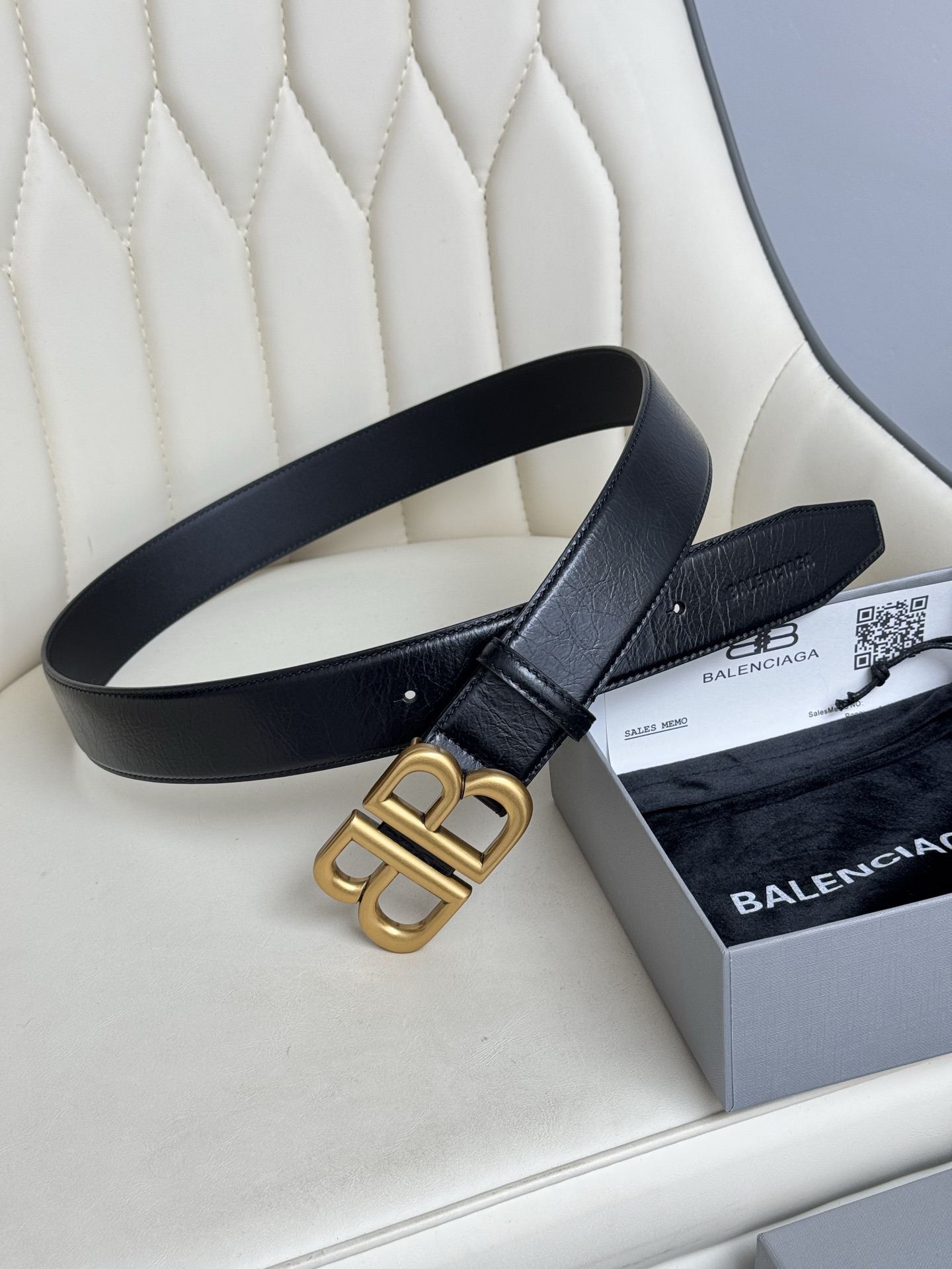 巴黎世家（Balenciaga）宽度3.0cm 是法国的奢侈品牌，作为时尚界最具影响力品牌之一的地位。设计师源于：都市时尚潮流独特的设计风格，采用进口小牛皮制作；搭配纯铜复古五金，使其更具魅力。值得拥有的百搭精品 P170