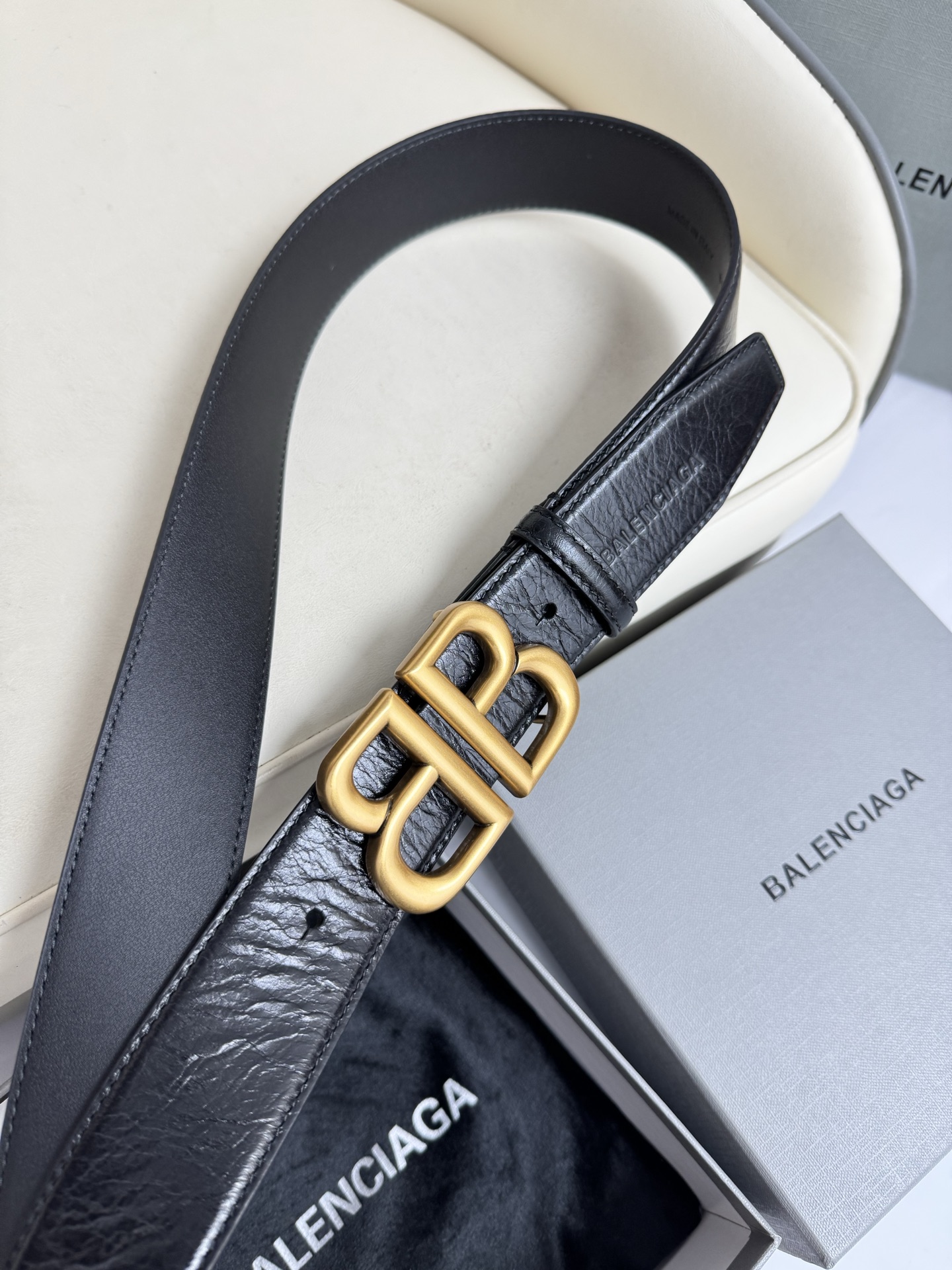 巴黎世家（Balenciaga）宽度3.0cm 是法国的奢侈品牌，作为时尚界最具影响力品牌之一的地位。设计师源于：都市时尚潮流独特的设计风格，采用进口小牛皮制作；搭配纯铜复古五金，使其更具魅力。值得拥有的百搭精品 P170