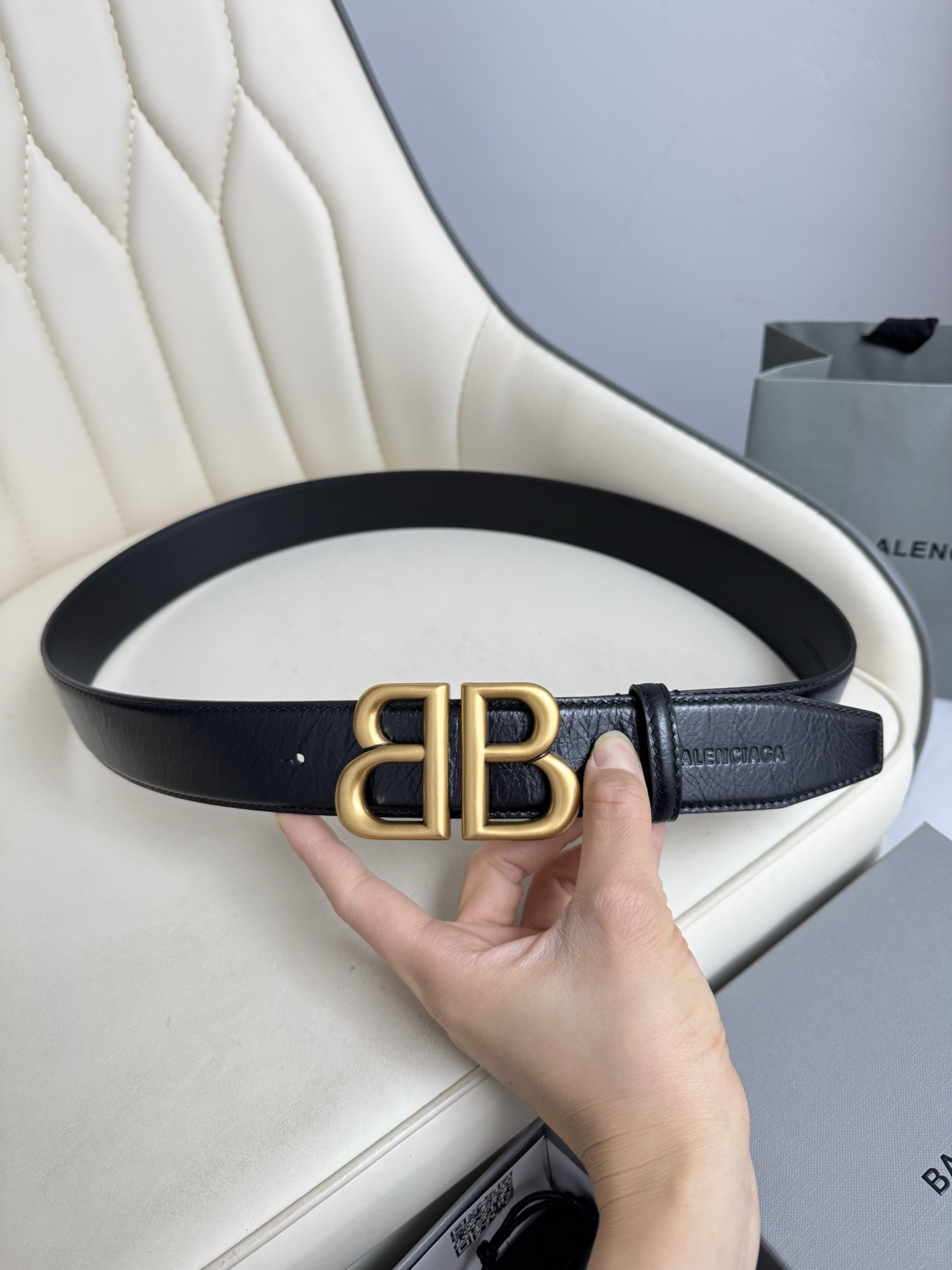 巴黎世家（Balenciaga）宽度3.0cm 是法国的奢侈品牌，作为时尚界最具影响力品牌之一的地位。设计师源于：都市时尚潮流独特的设计风格，采用进口小牛皮制作；搭配纯铜复古五金，使其更具魅力。值得拥有的百搭精品 P170