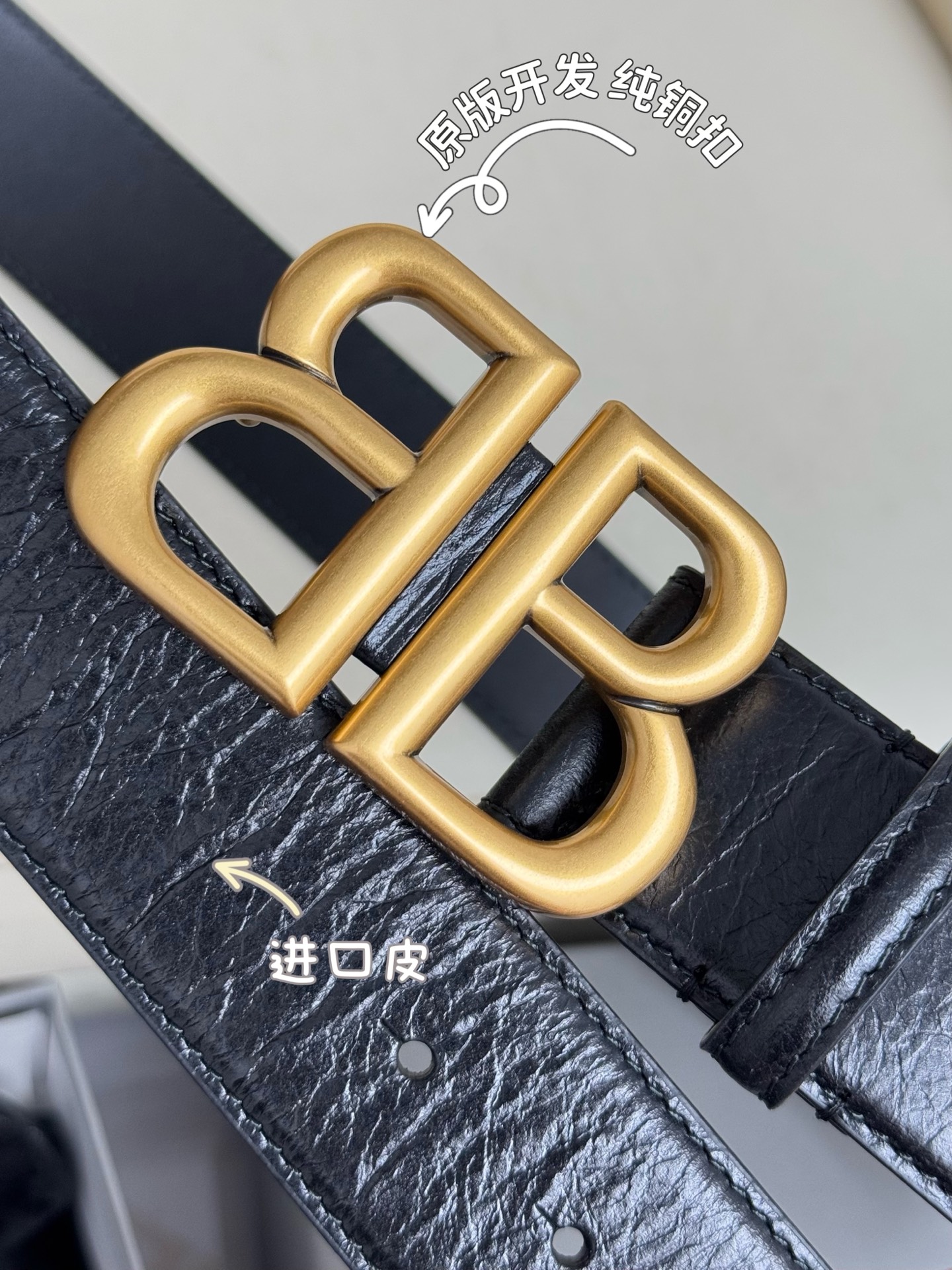 巴黎世家（Balenciaga）宽度3.0cm 是法国的奢侈品牌，作为时尚界最具影响力品牌之一的地位。设计师源于：都市时尚潮流独特的设计风格，采用进口小牛皮制作；搭配纯铜复古五金，使其更具魅力。值得拥有的百搭精品 P170