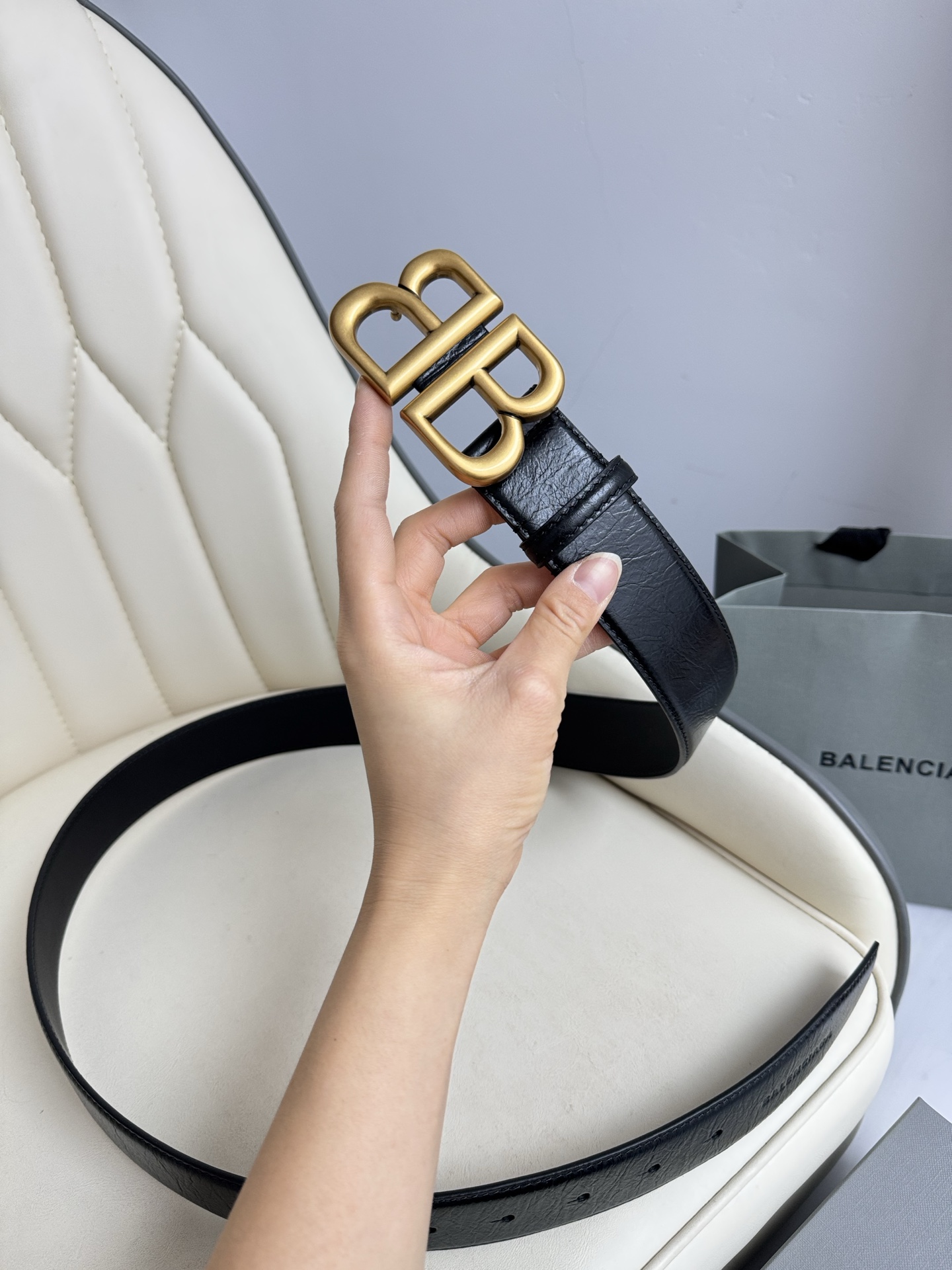 巴黎世家（Balenciaga）宽度3.0cm 是法国的奢侈品牌，作为时尚界最具影响力品牌之一的地位。设计师源于：都市时尚潮流独特的设计风格，采用进口小牛皮制作；搭配纯铜复古五金，使其更具魅力。值得拥有的百搭精品 P170