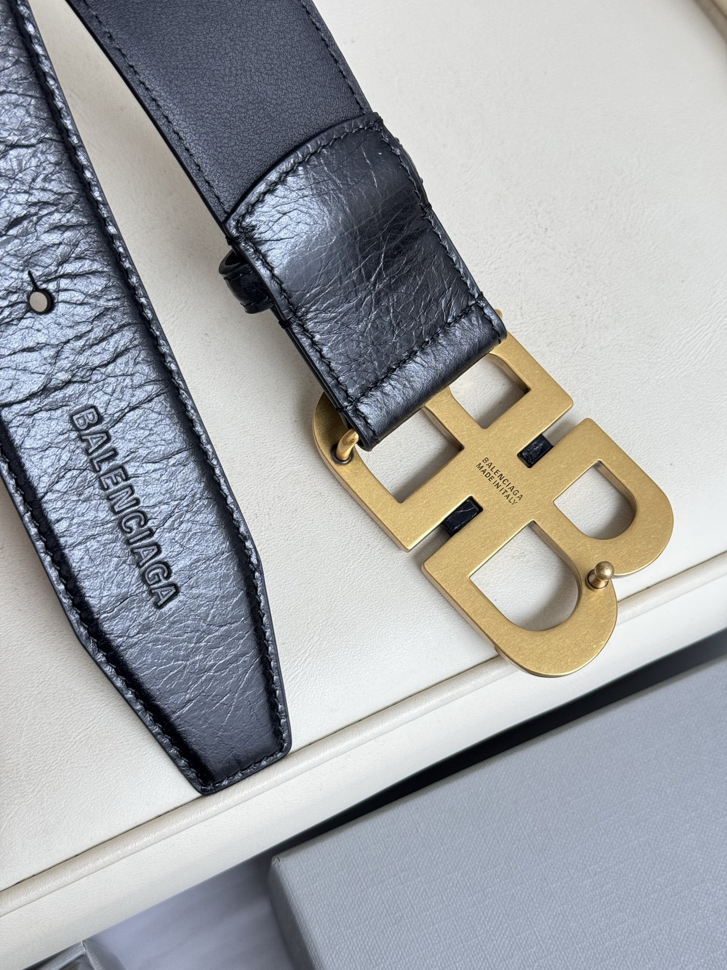 巴黎世家（Balenciaga）宽度3.0cm 是法国的奢侈品牌，作为时尚界最具影响力品牌之一的地位。设计师源于：都市时尚潮流独特的设计风格，采用进口小牛皮制作；搭配纯铜复古五金，使其更具魅力。值得拥有的百搭精品 P170