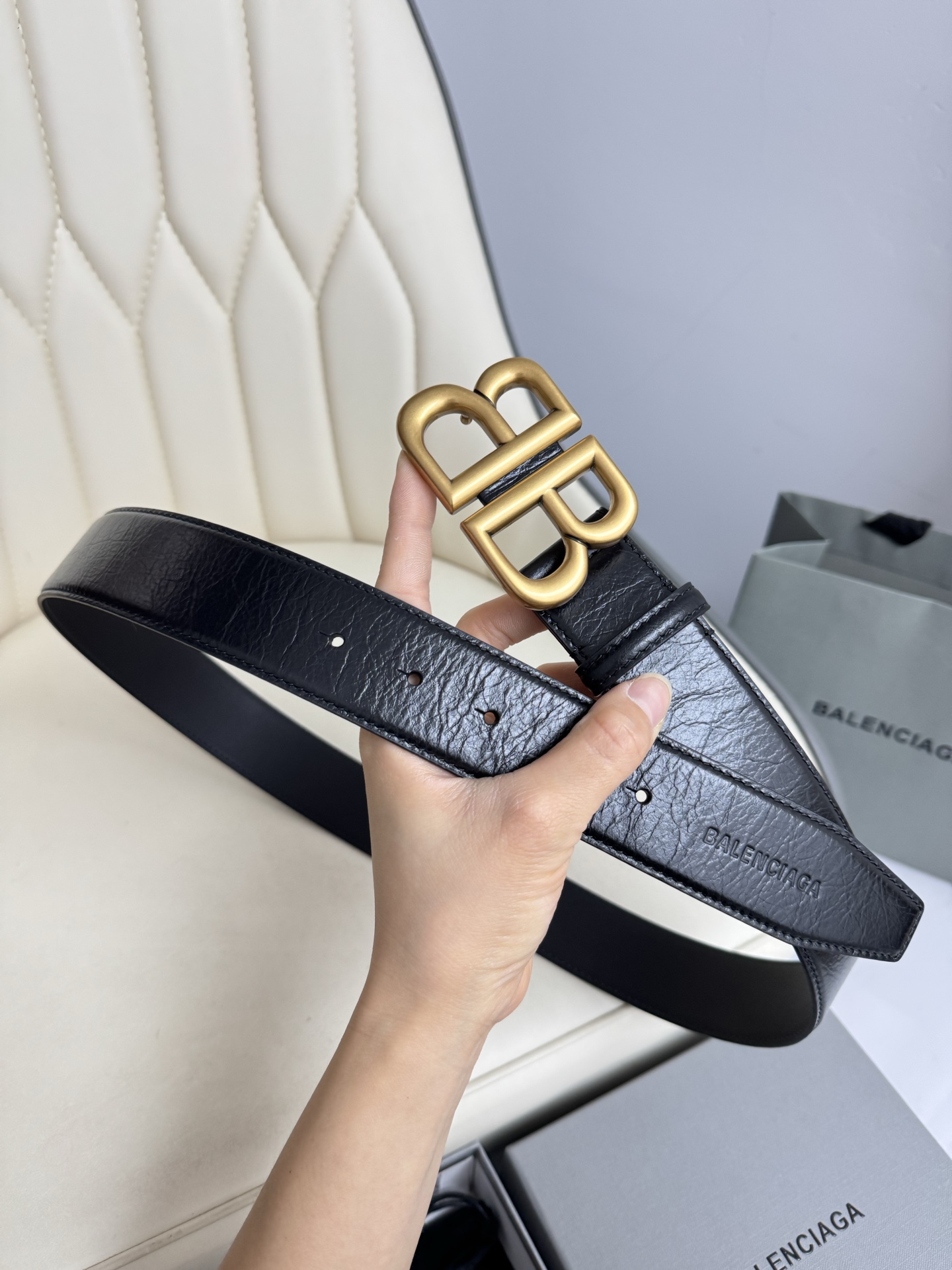 巴黎世家（Balenciaga）宽度3.0cm 是法国的奢侈品牌，作为时尚界最具影响力品牌之一的地位。设计师源于：都市时尚潮流独特的设计风格，采用进口小牛皮制作；搭配纯铜复古五金，使其更具魅力。值得拥有的百搭精品 P170