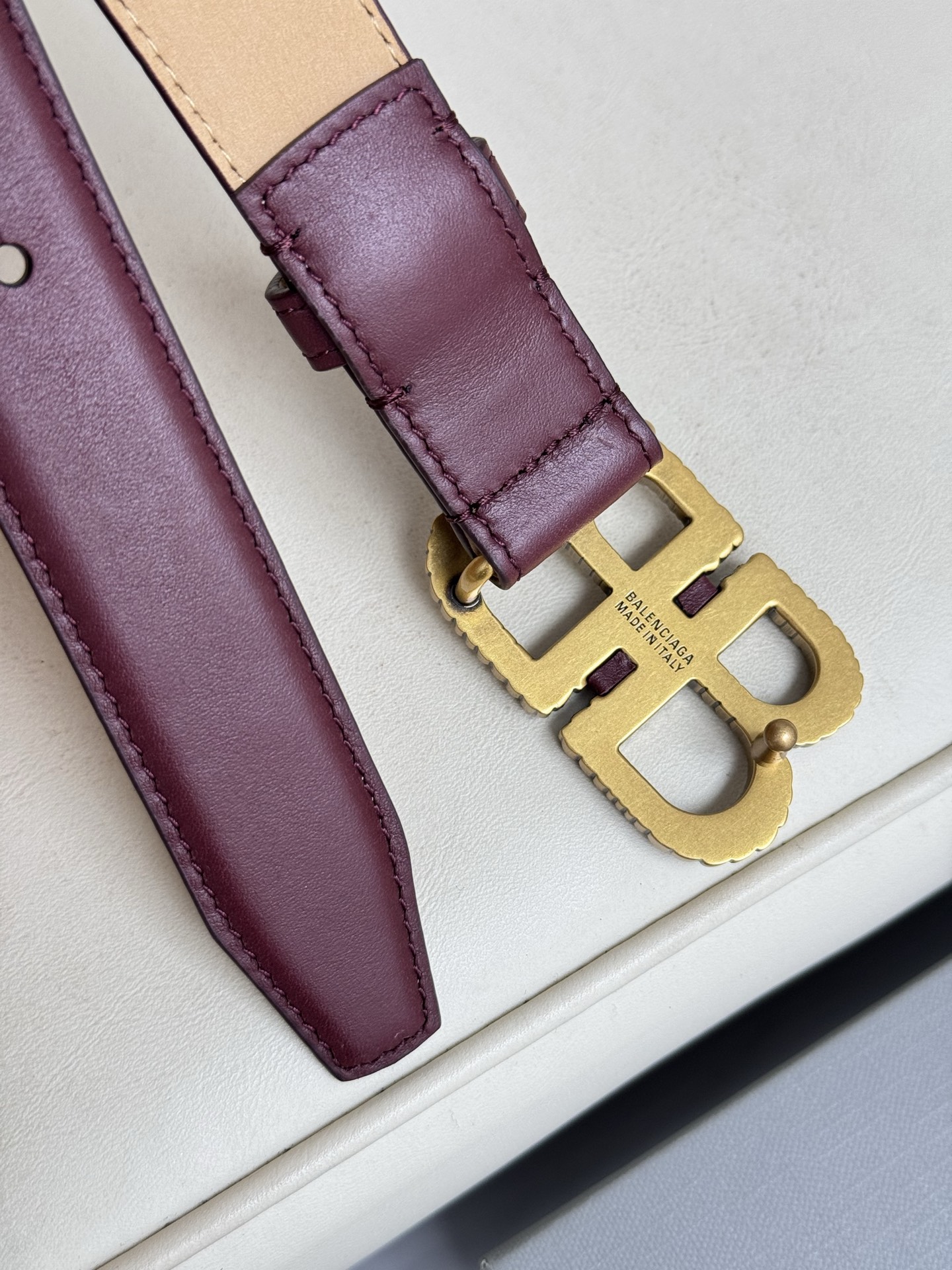   巴黎世家（Balenciaga）宽度2.5cm 是法国的奢侈品牌，作为时尚界最具影响力品牌之一的地位