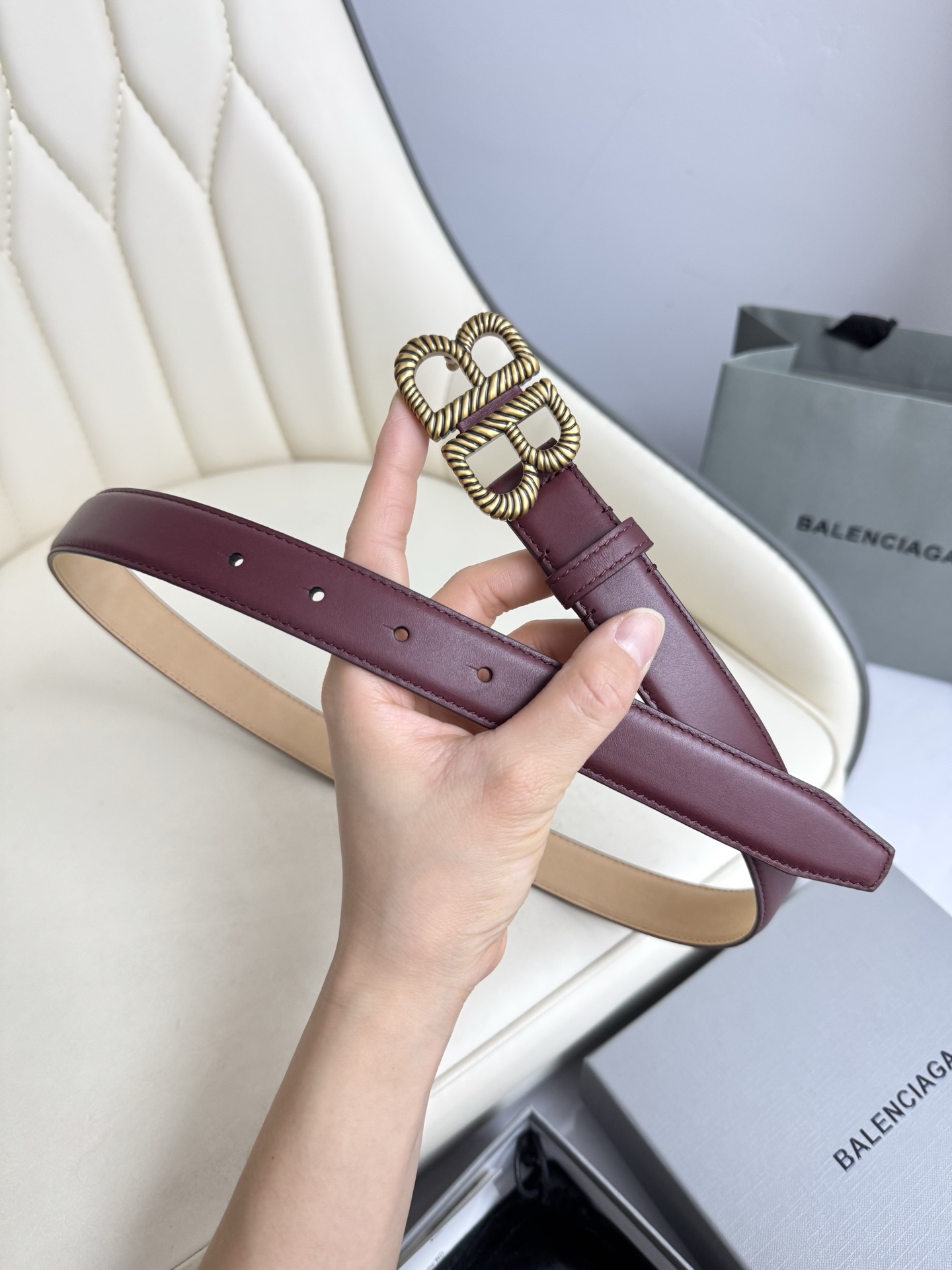   巴黎世家（Balenciaga）宽度2.5cm 是法国的奢侈品牌，作为时尚界最具影响力品牌之一的地位