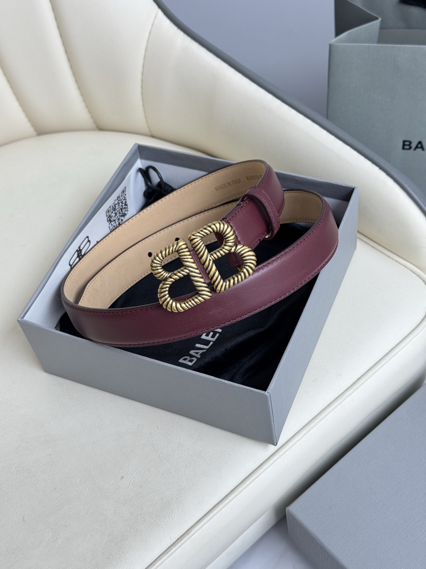   巴黎世家（Balenciaga）宽度2.5cm 是法国的奢侈品牌，作为时尚界最具影响力品牌之一的地位