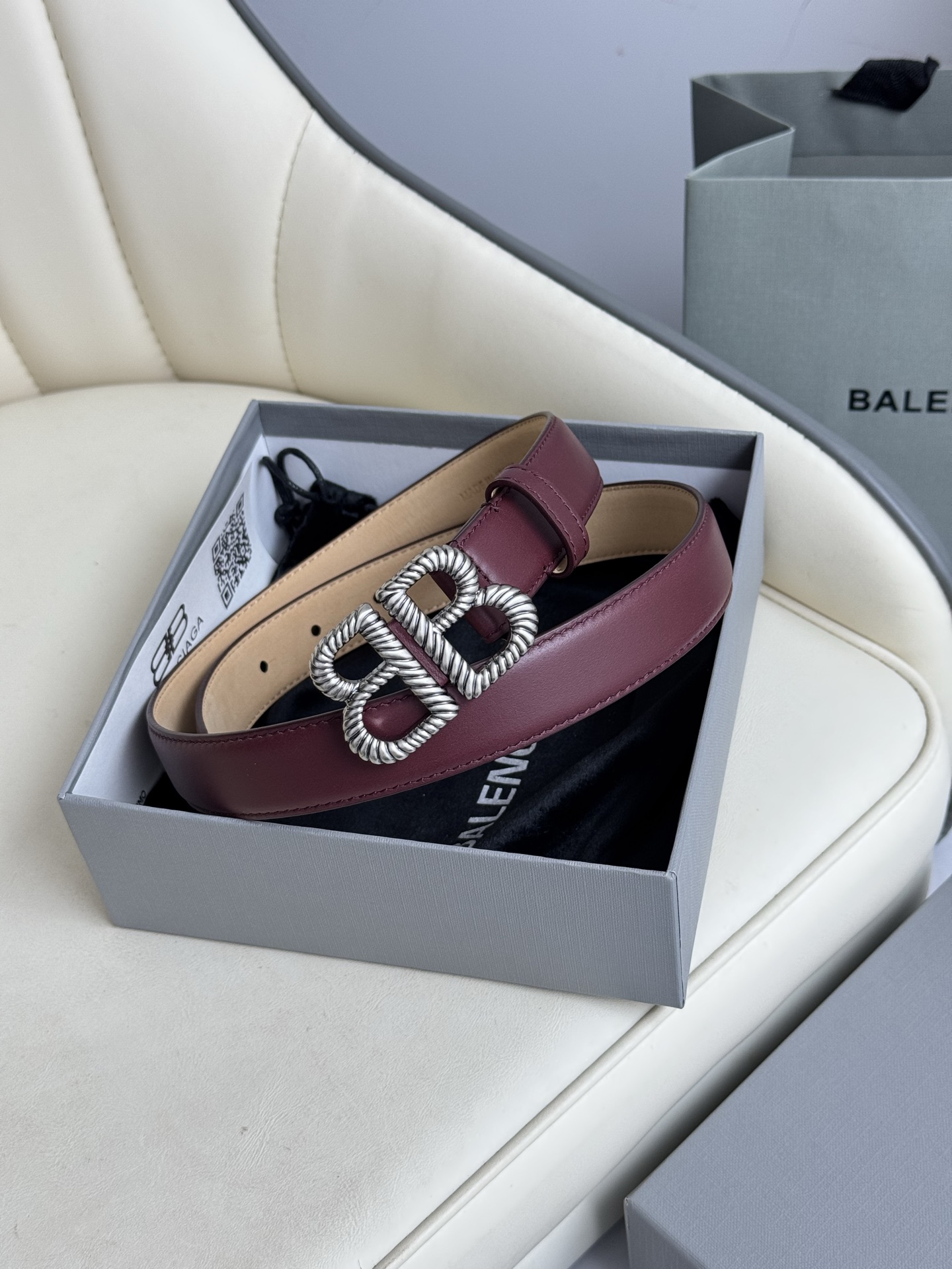   巴黎世家（Balenciaga）宽度2.5cm 是法国的奢侈品牌，作为时尚界最具影响力品牌之一的地位
