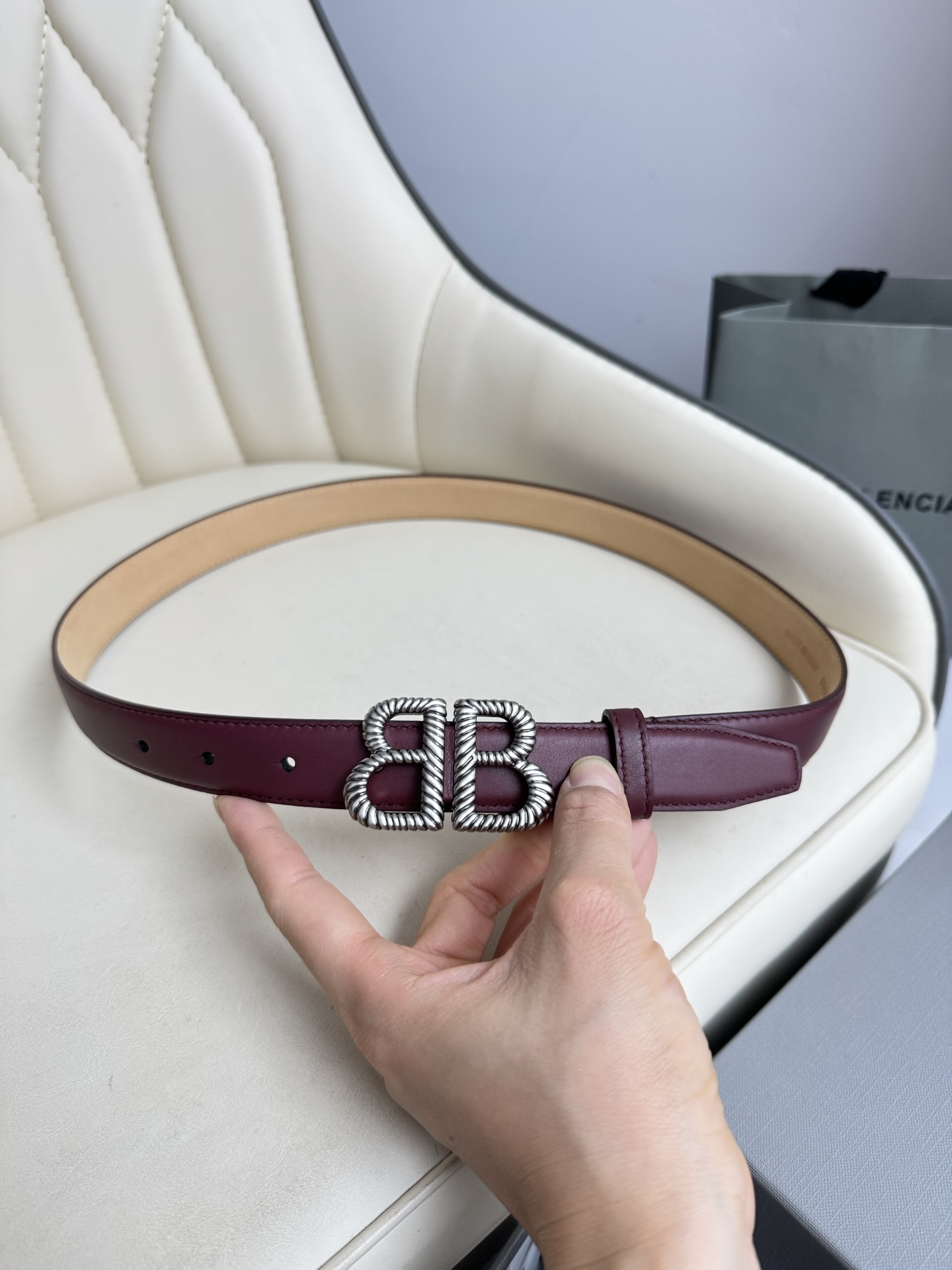   巴黎世家（Balenciaga）宽度2.5cm 是法国的奢侈品牌，作为时尚界最具影响力品牌之一的地位