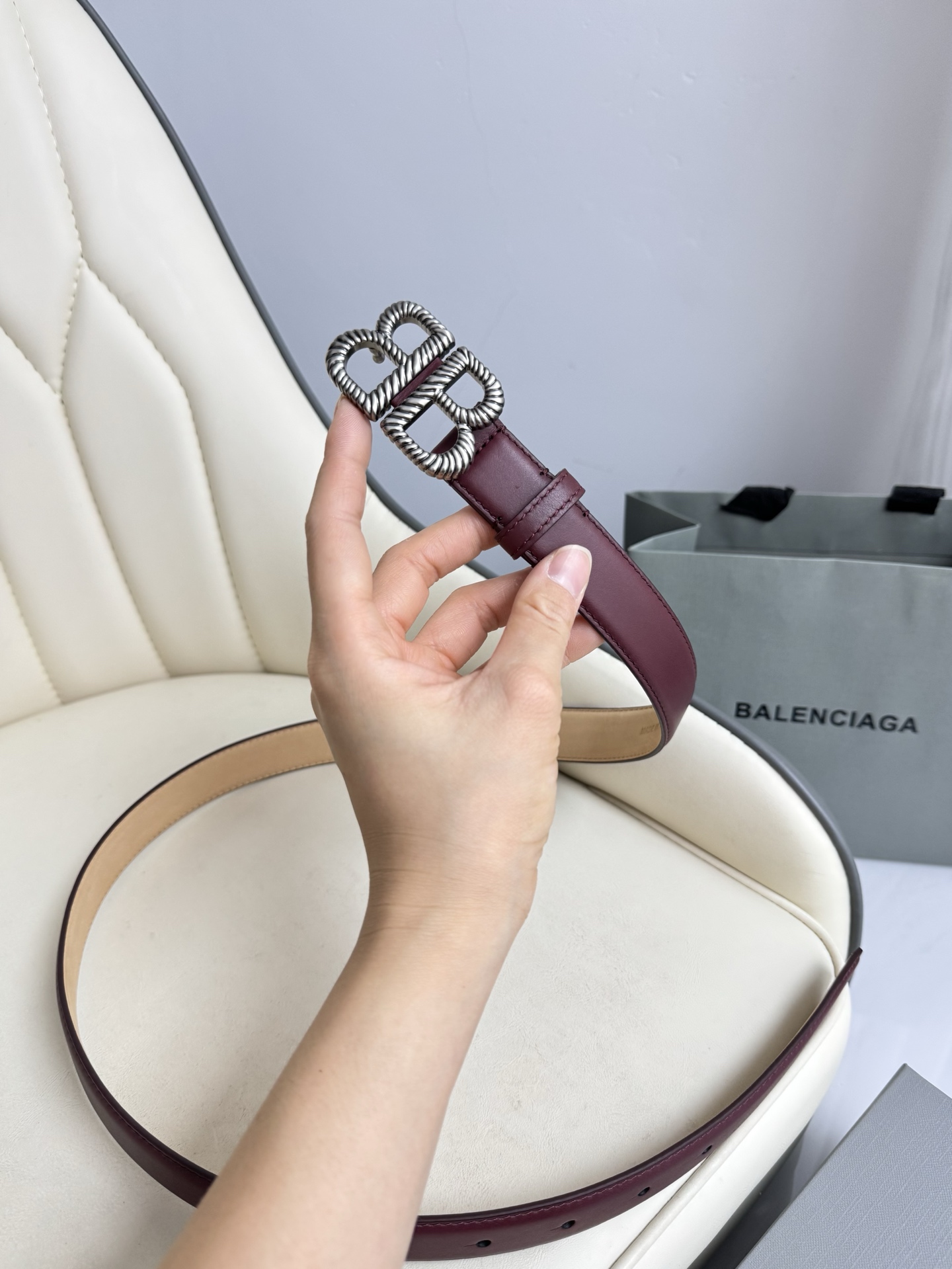   巴黎世家（Balenciaga）宽度2.5cm 是法国的奢侈品牌，作为时尚界最具影响力品牌之一的地位