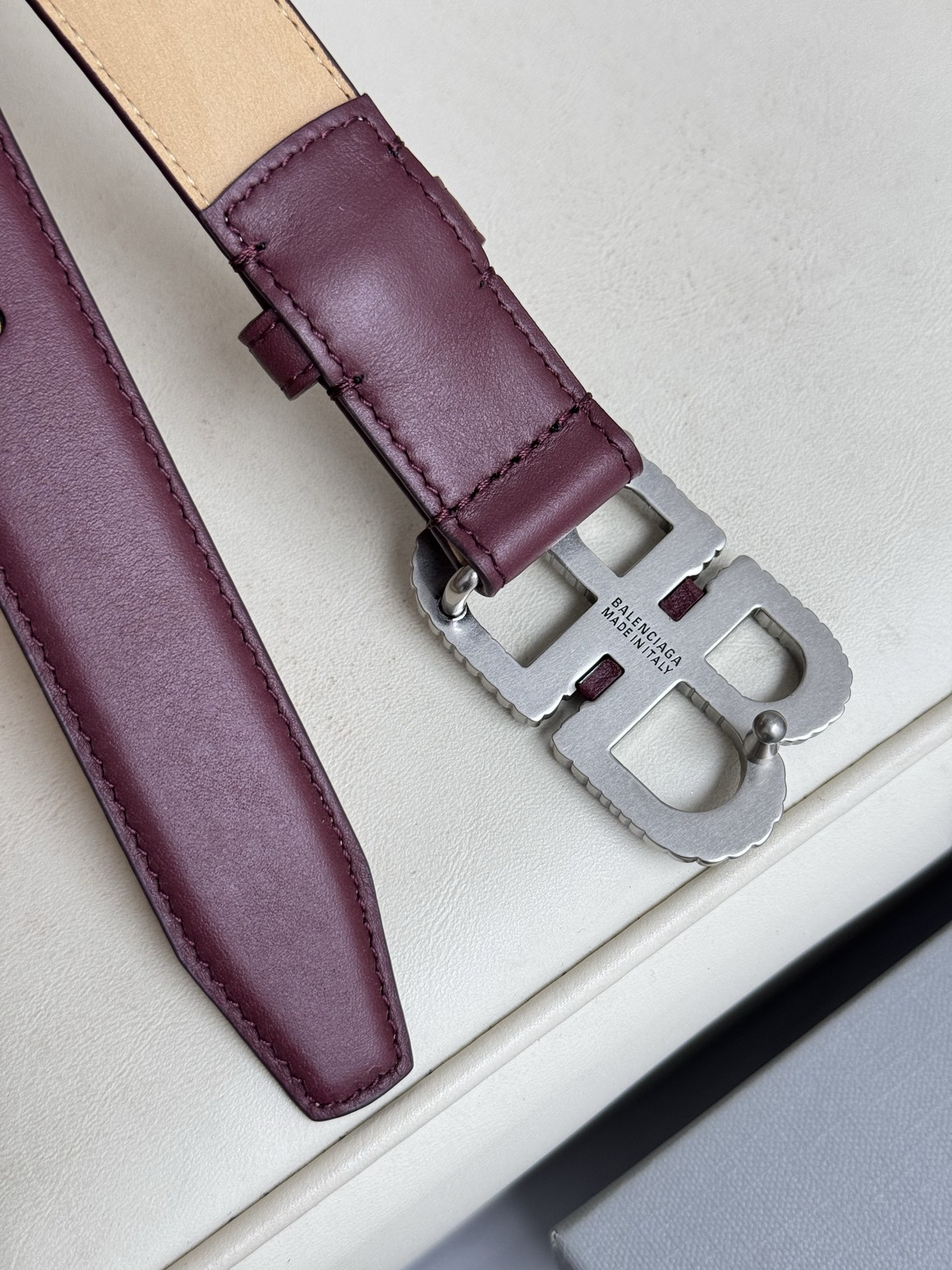   巴黎世家（Balenciaga）宽度2.5cm 是法国的奢侈品牌，作为时尚界最具影响力品牌之一的地位