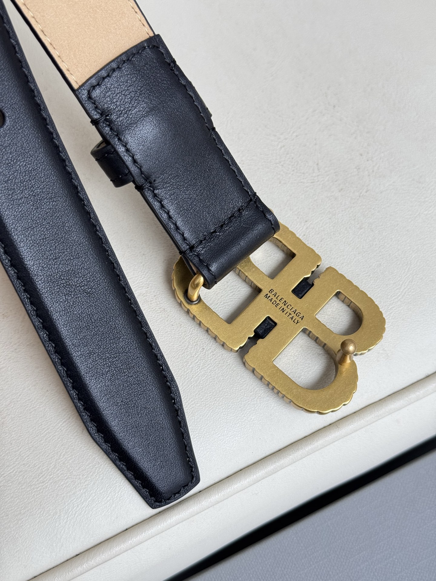   巴黎世家（Balenciaga）宽度2.5cm 是法国的奢侈品牌，作为时尚界最具影响力品牌之一的地位