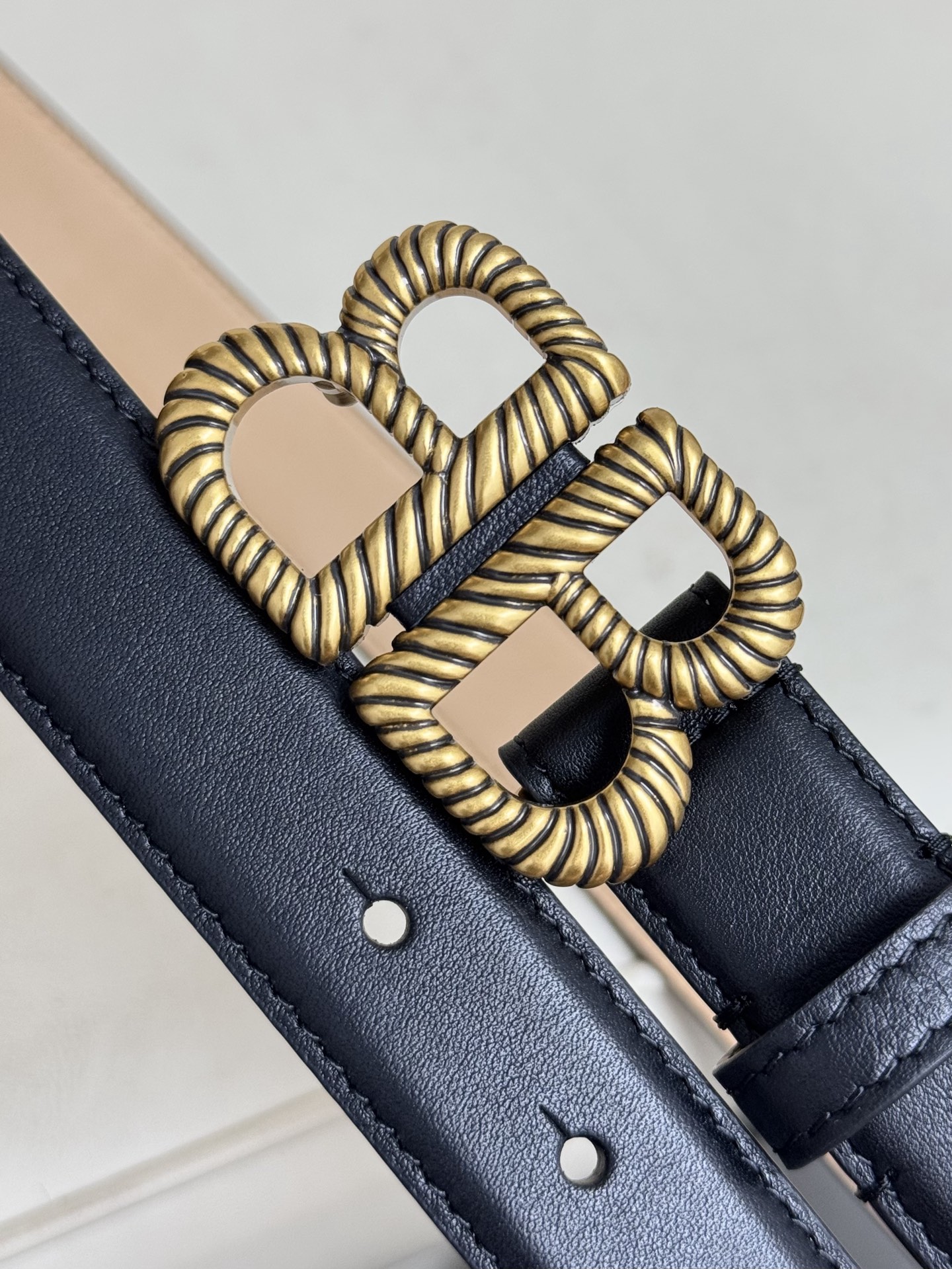   巴黎世家（Balenciaga）宽度2.5cm 是法国的奢侈品牌，作为时尚界最具影响力品牌之一的地位